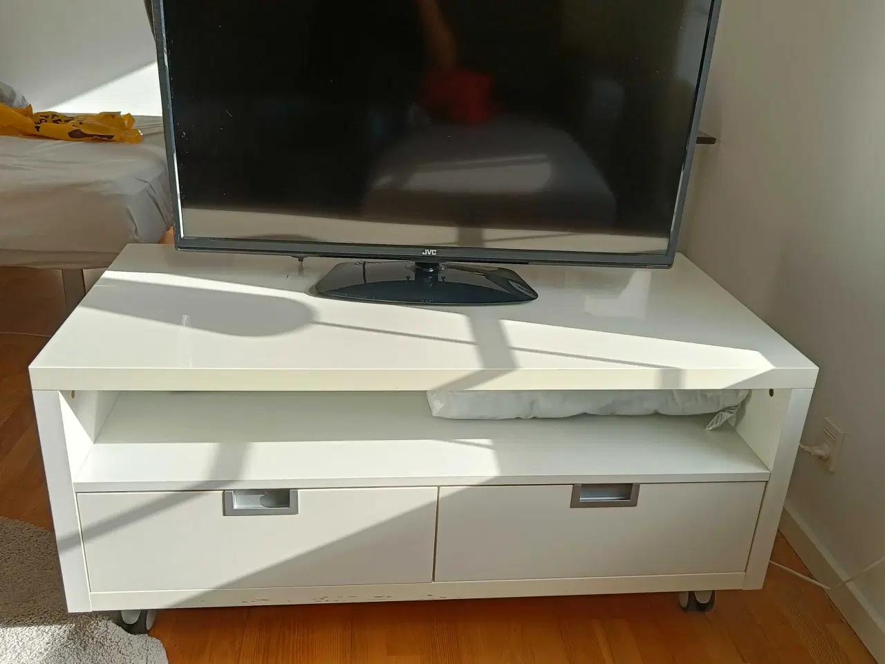 Billede 1 - TV bænk hvid m. hylde og skuffer