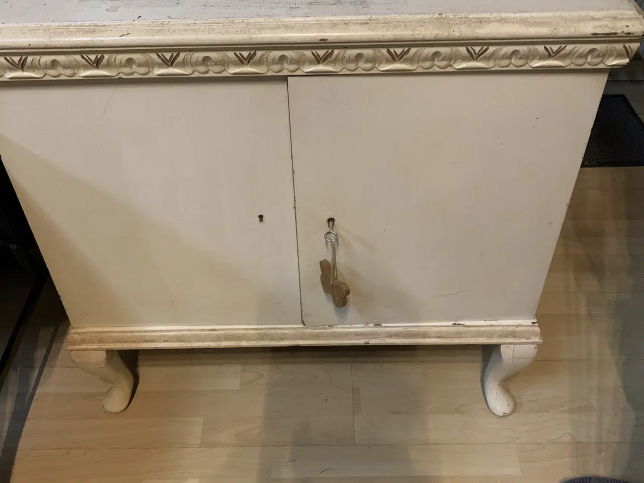 Billede 1 - Gammelt skab i fyrretræ