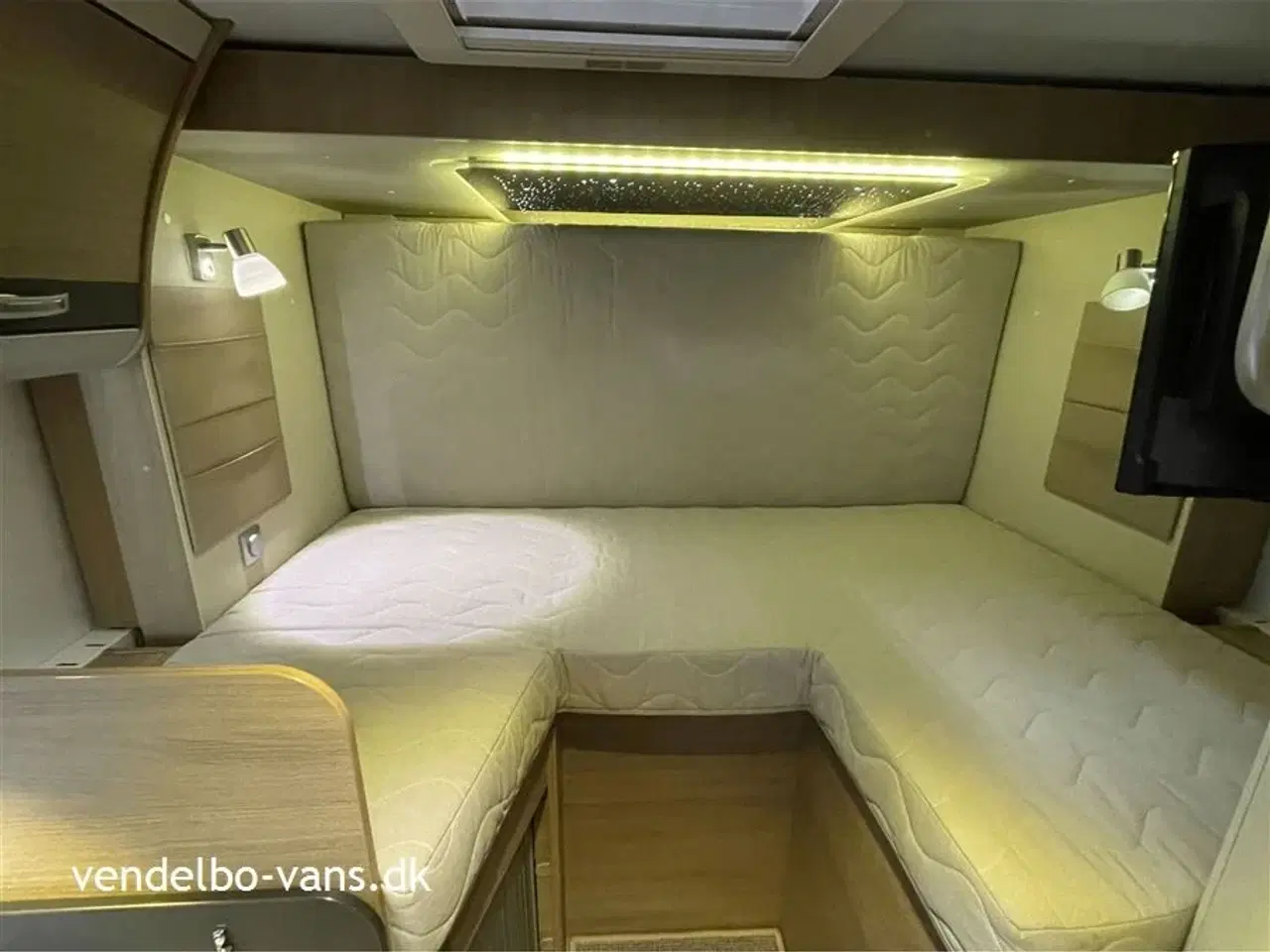 Billede 18 - 2018 - Adria Compact SLS   Smal camper på under 6 m længde - tryk på knappen og den vokser!