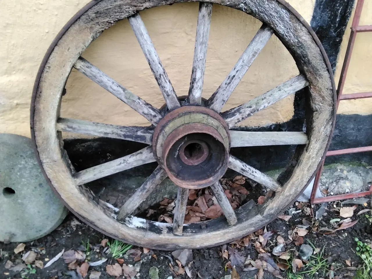 Billede 6 - Vognhjul, trækåg, slibesten, staldvindue, støbejer