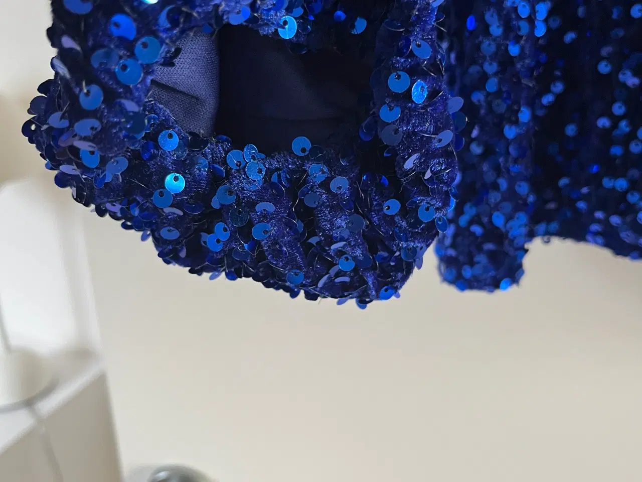 Billede 4 - Flot blå paillet top fra Noella