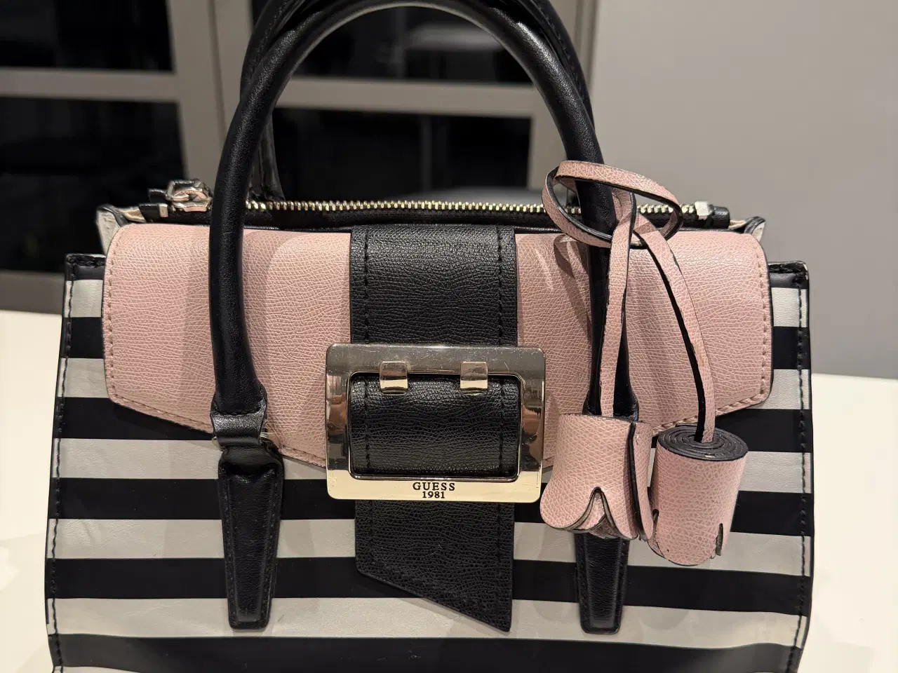 Billede 1 - Elegant Guess håndtaske med matchende pung/clutch