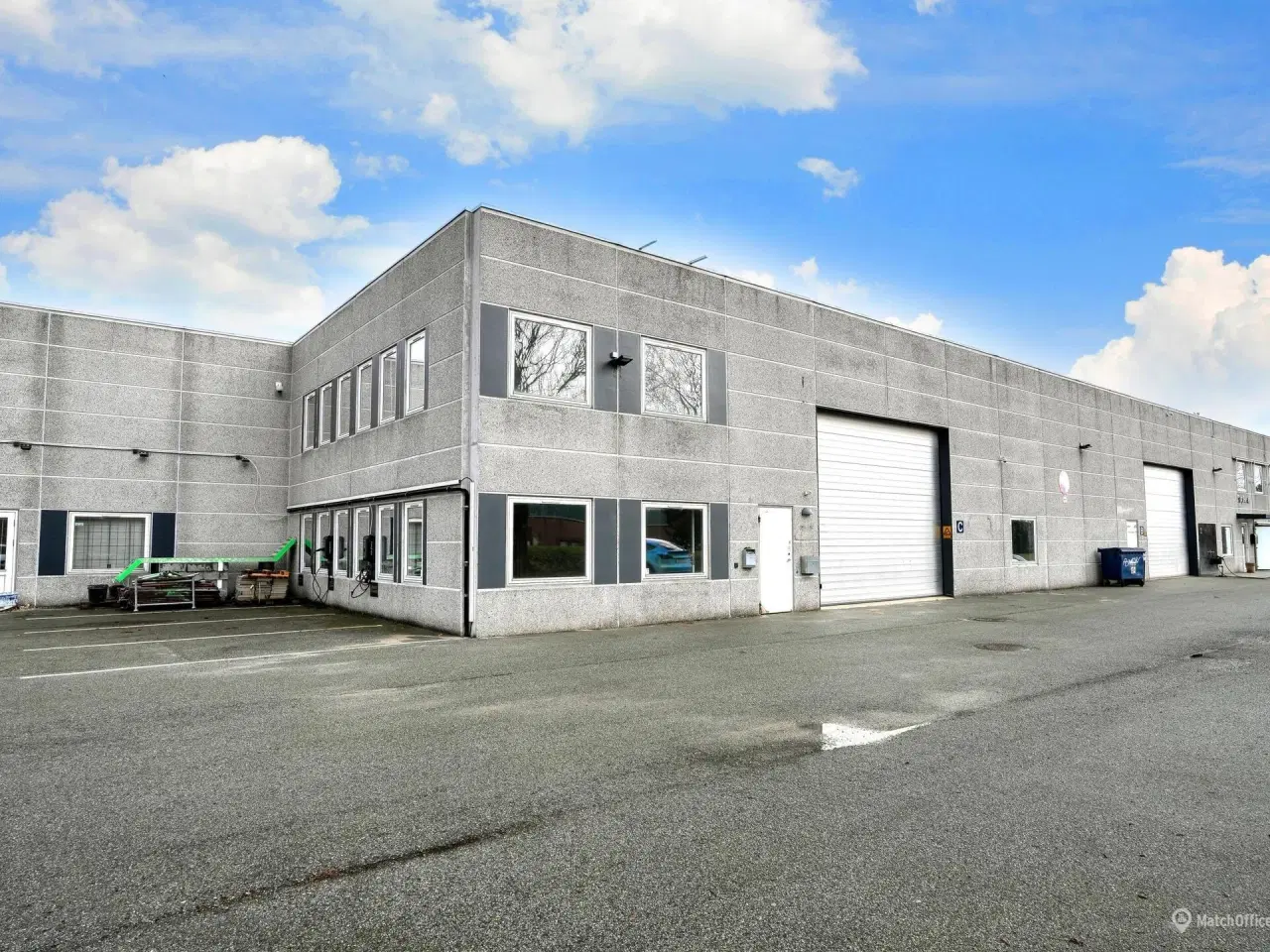Billede 3 - Stort og højloftet lagerlokale med tilhørende kontorlokale.