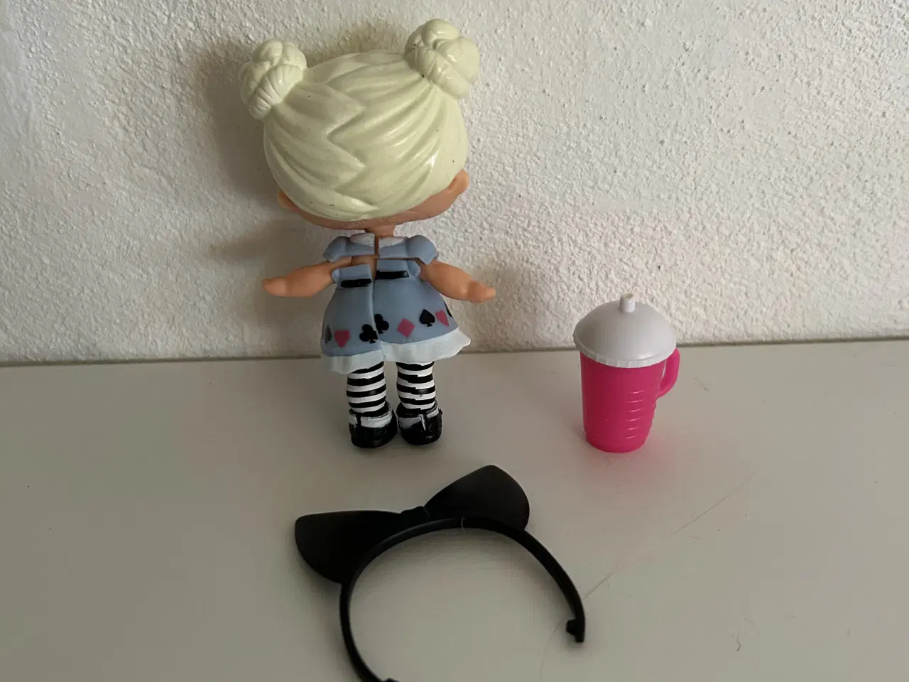 Billede 2 - L.O.L dukke med tilbehør