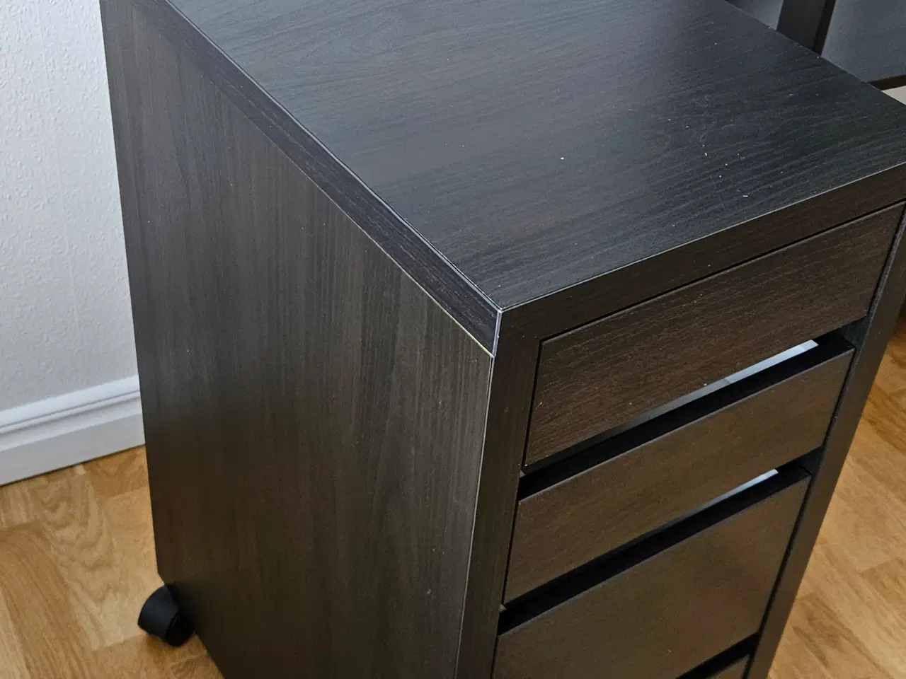 Billede 9 - Sovesofa, Reol, lille kommode på hjul, skrivebord,