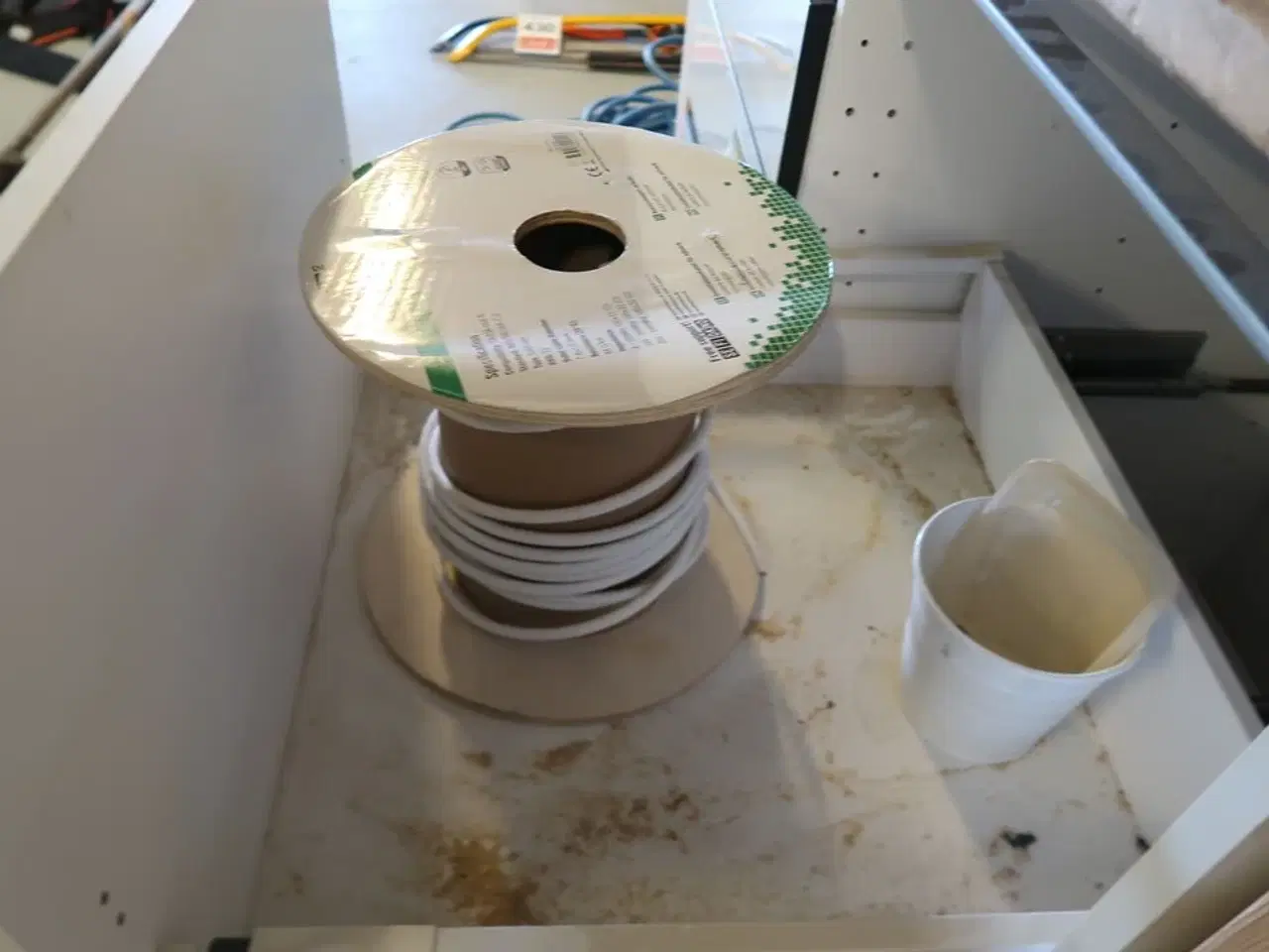 Billede 18 - Arbejdsbord med indhold