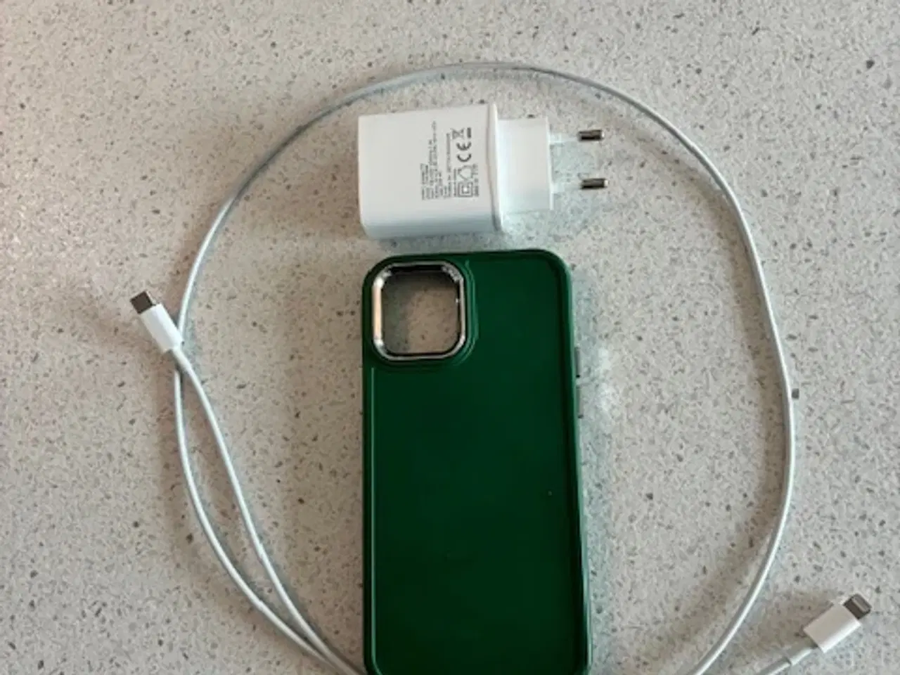 Billede 2 - Adapter 20 w samt kabel og cover til IPhone 12.