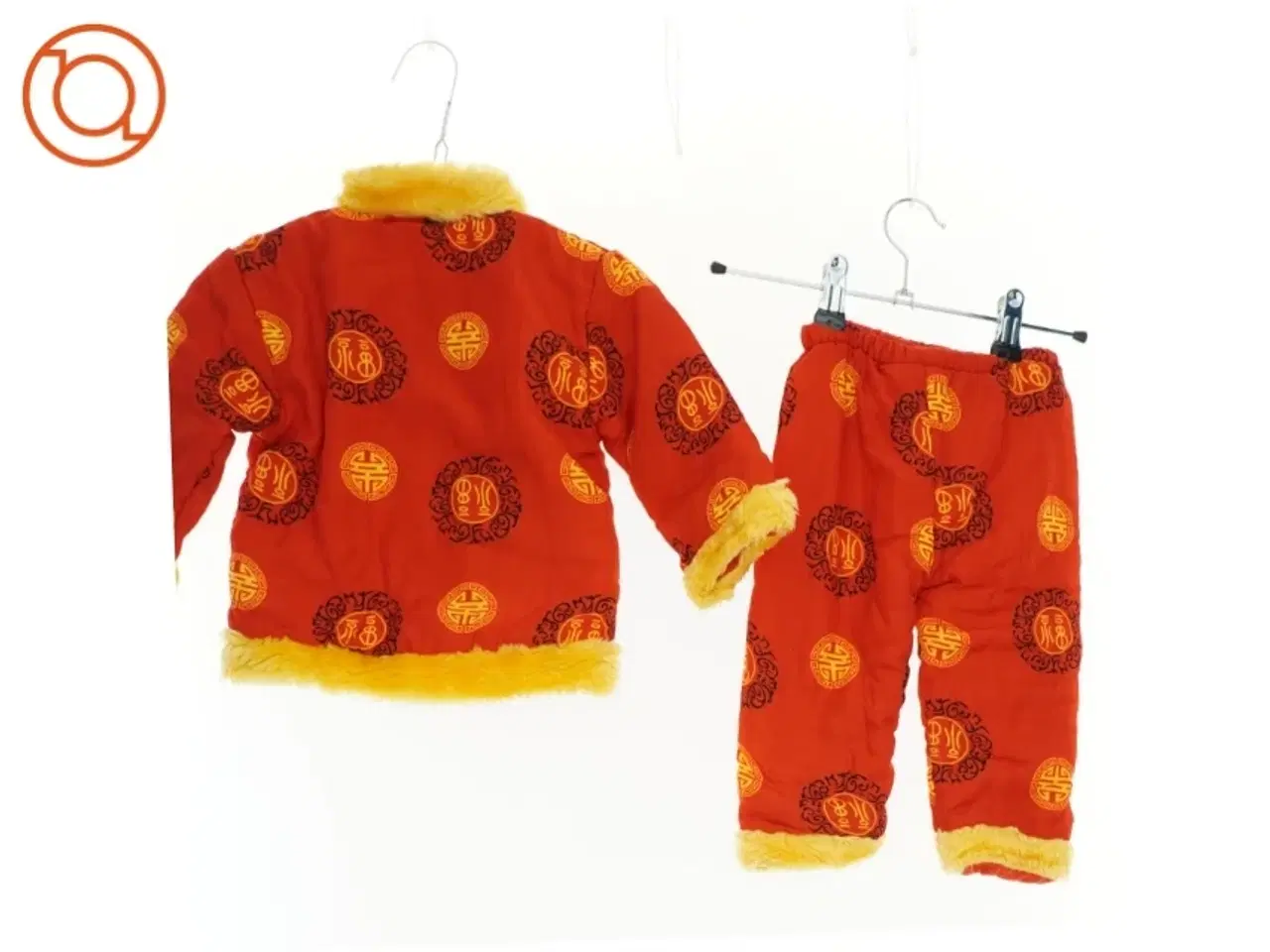 Billede 2 - Tøjsæt i kinesisk stil, rødt med gyldne detaljer (str. 80)