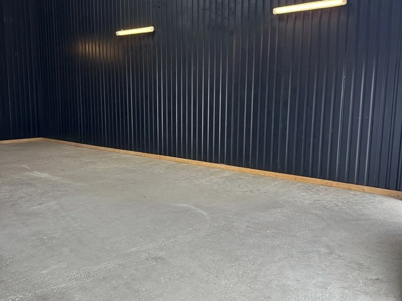 Billede 4 - Lager. isoleret med port og indgangsdør