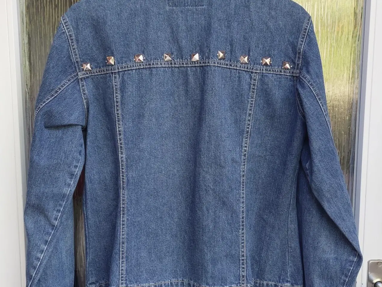 Billede 2 - Jeansjakke - Cowboyjakke - Pyntenitter