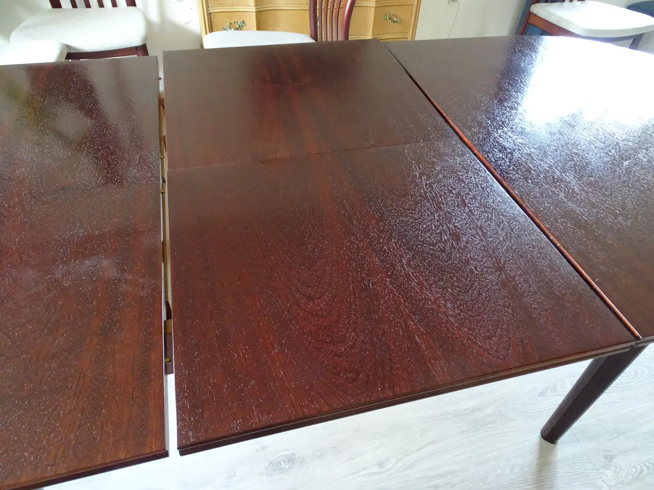 Billede 5 - Spisebord i mørkt træ.