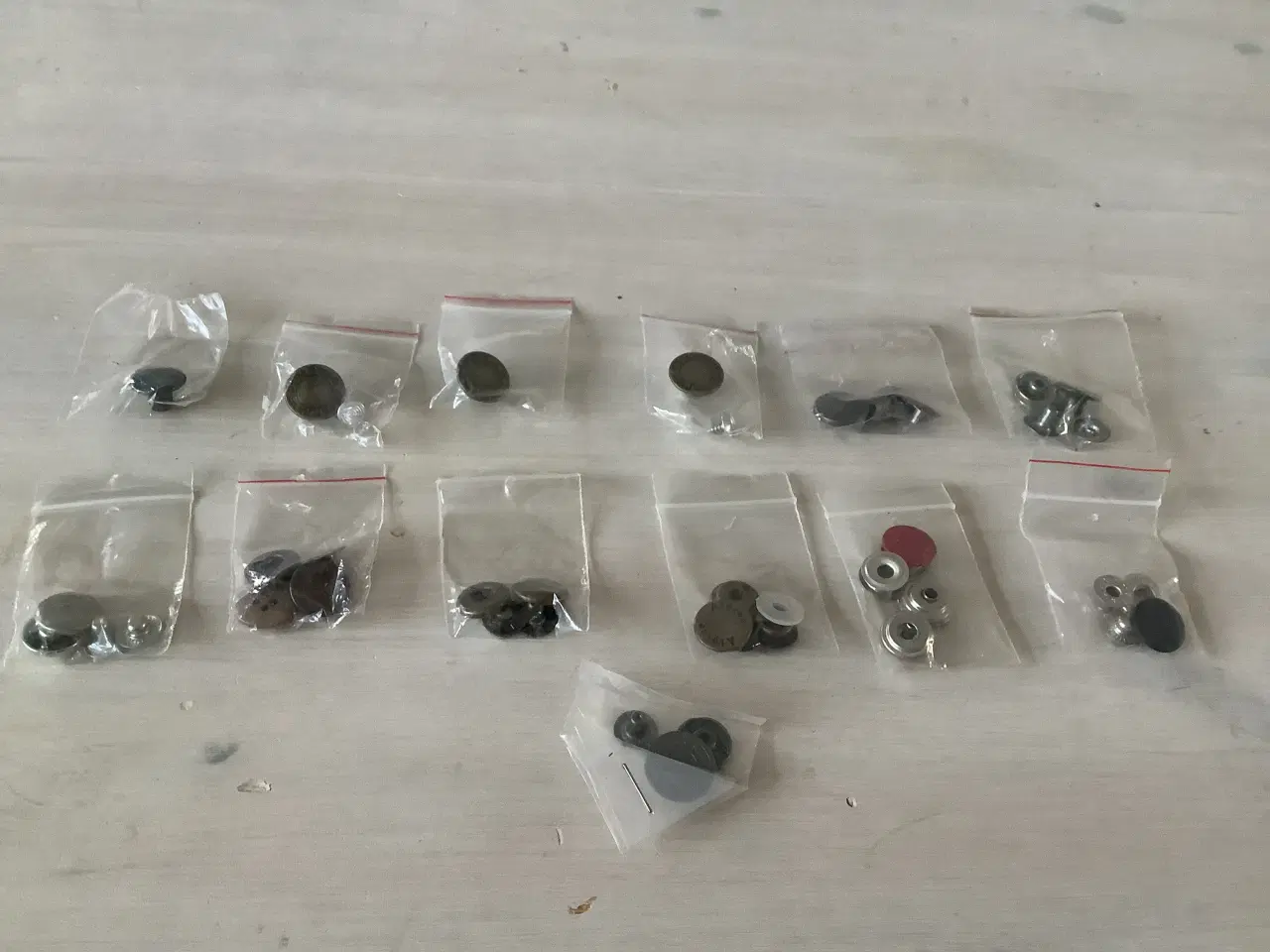 Billede 5 - Knapper i plast og metal flere farver.