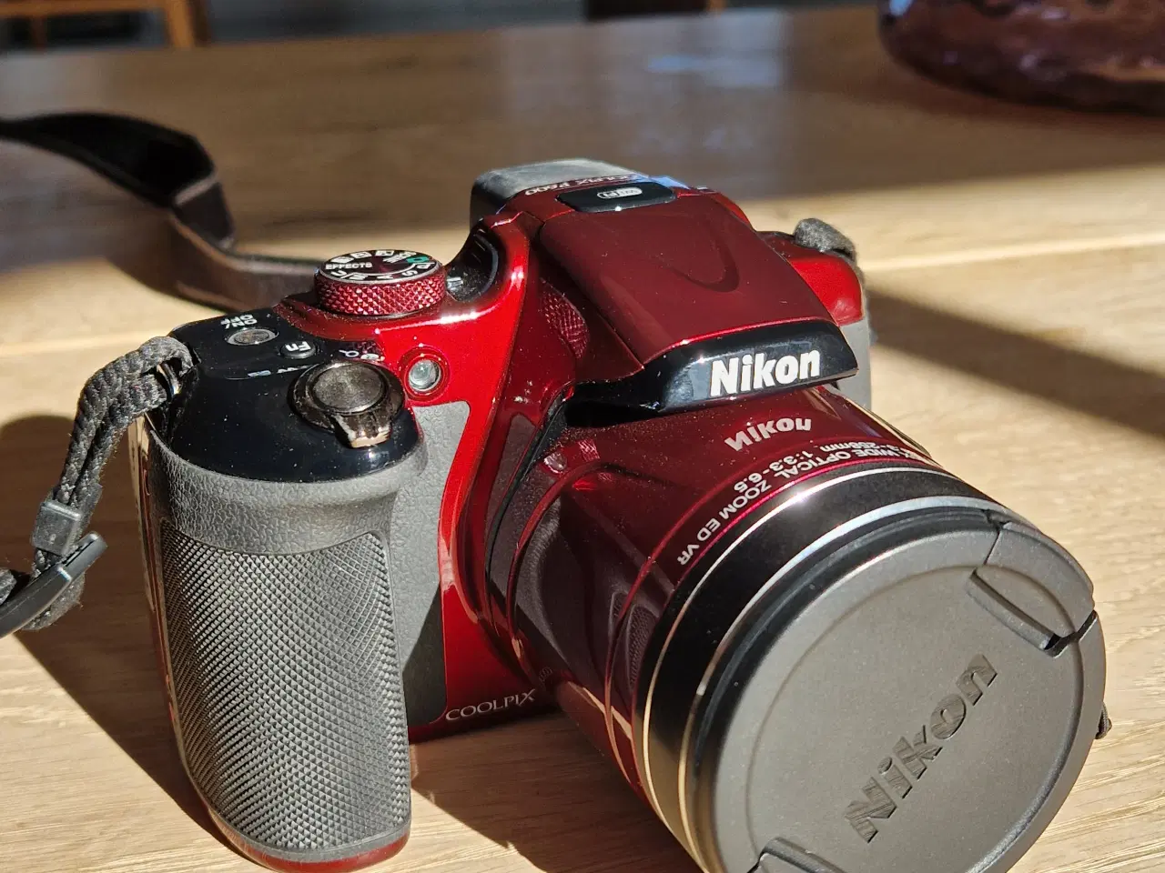 Billede 1 - Rødt Nikon digitalkamera sælges