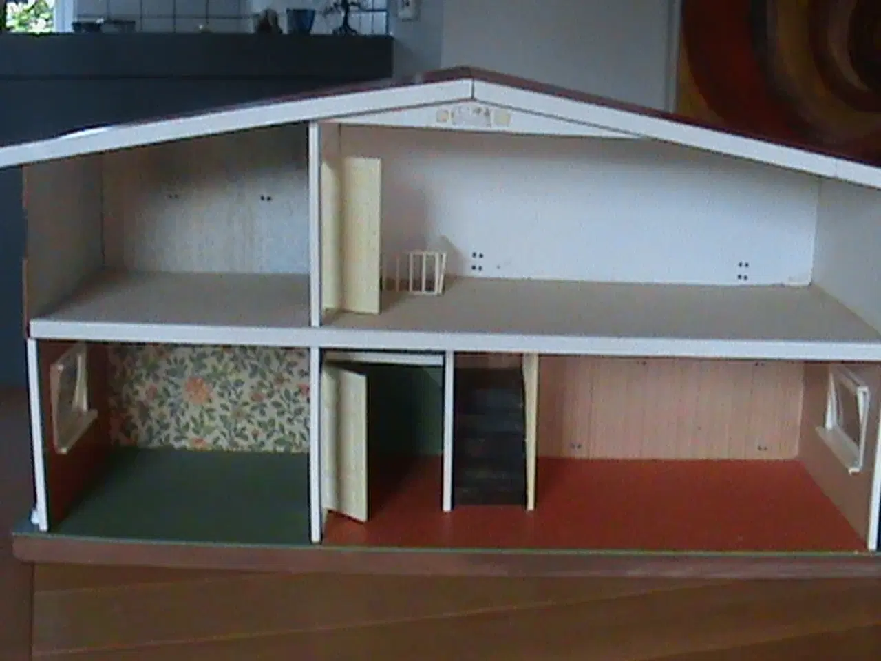 Billede 1 - Dukkehus med garage, møbler og dukker