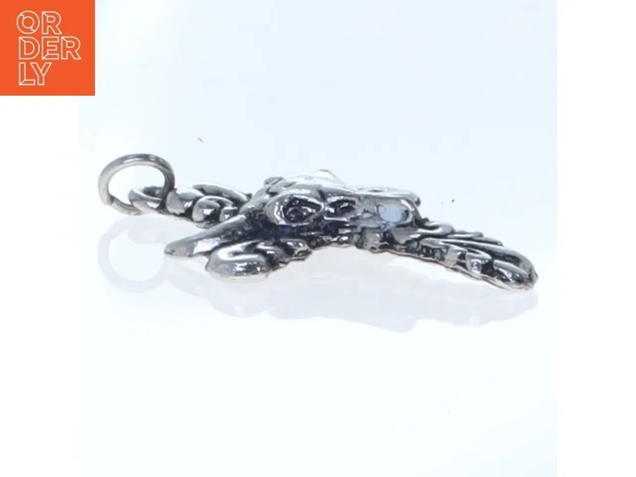 Billede 3 - Sølvfarvet vedhæng (str. 5 komma en x 3 komma 8 cm)