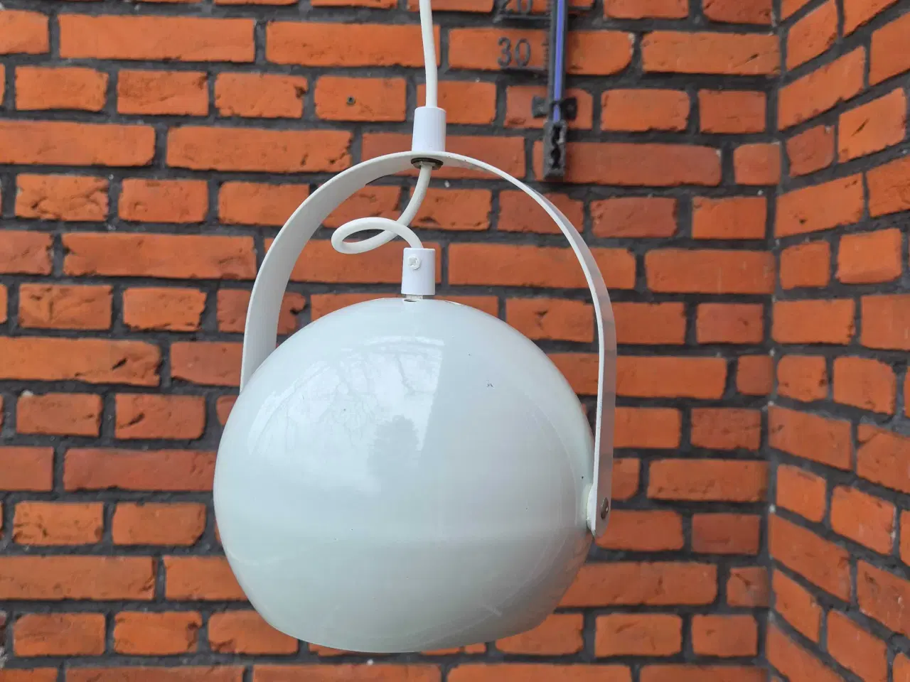 Billede 3 - Hvid kuglelampe med smart vippefunktion 