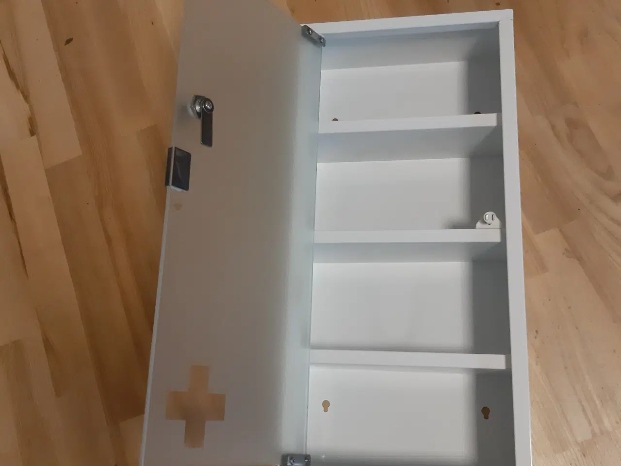 Billede 1 - Medicinskab m. 2 nøgler