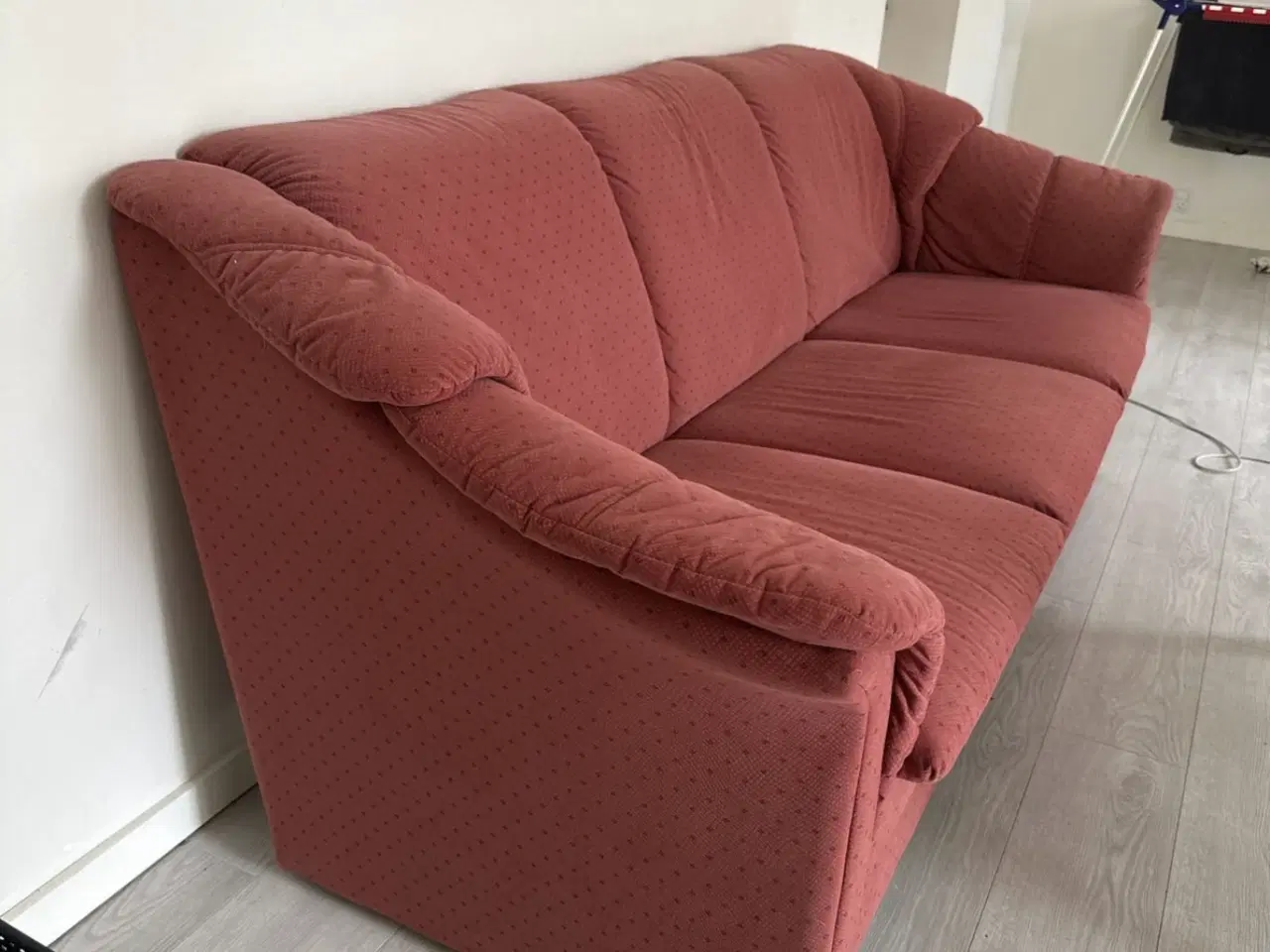 Billede 3 - Rød stof sofa