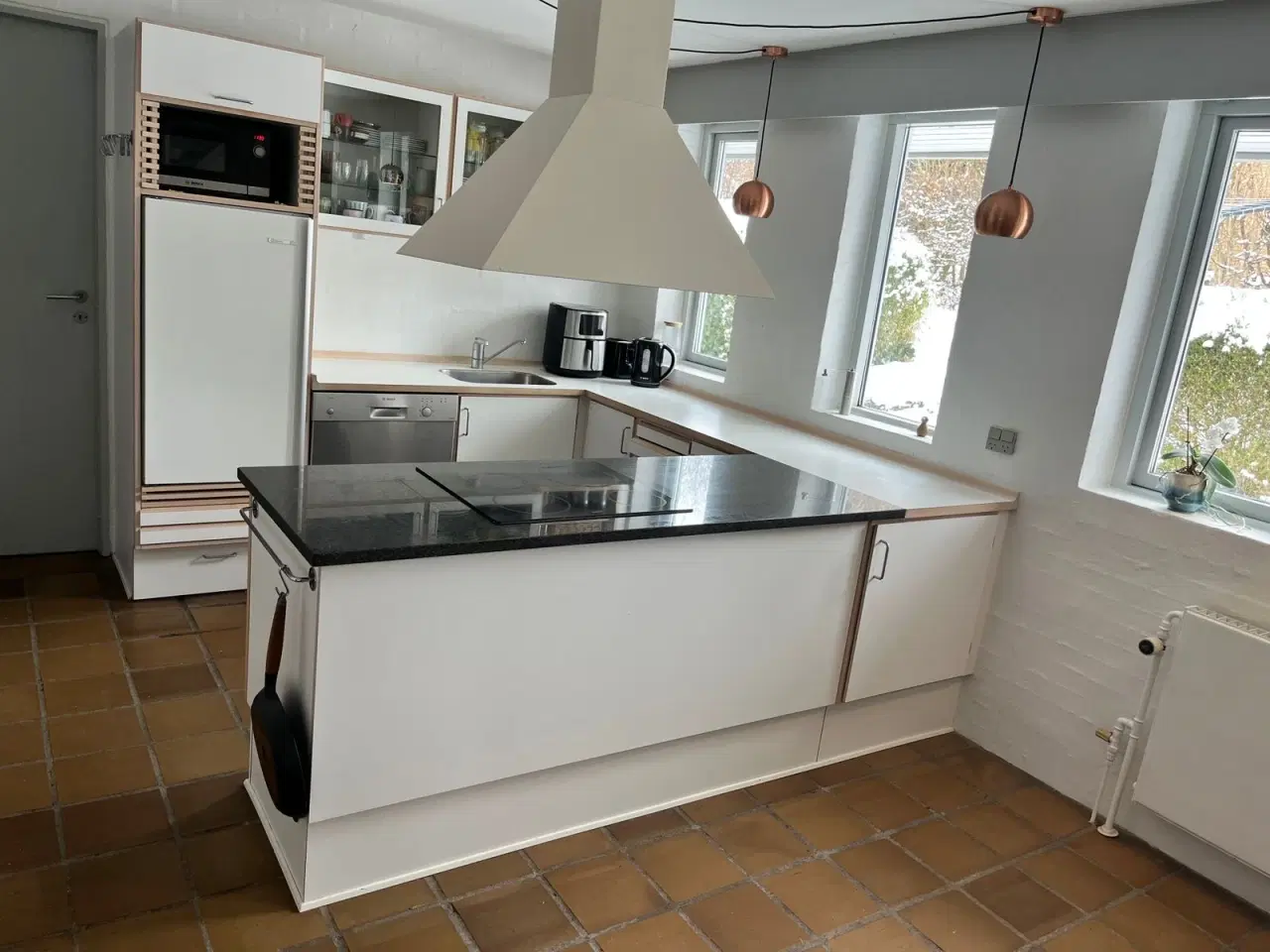 Billede 2 - Hvidt vinkelkøkken med vitrineskabe sælges