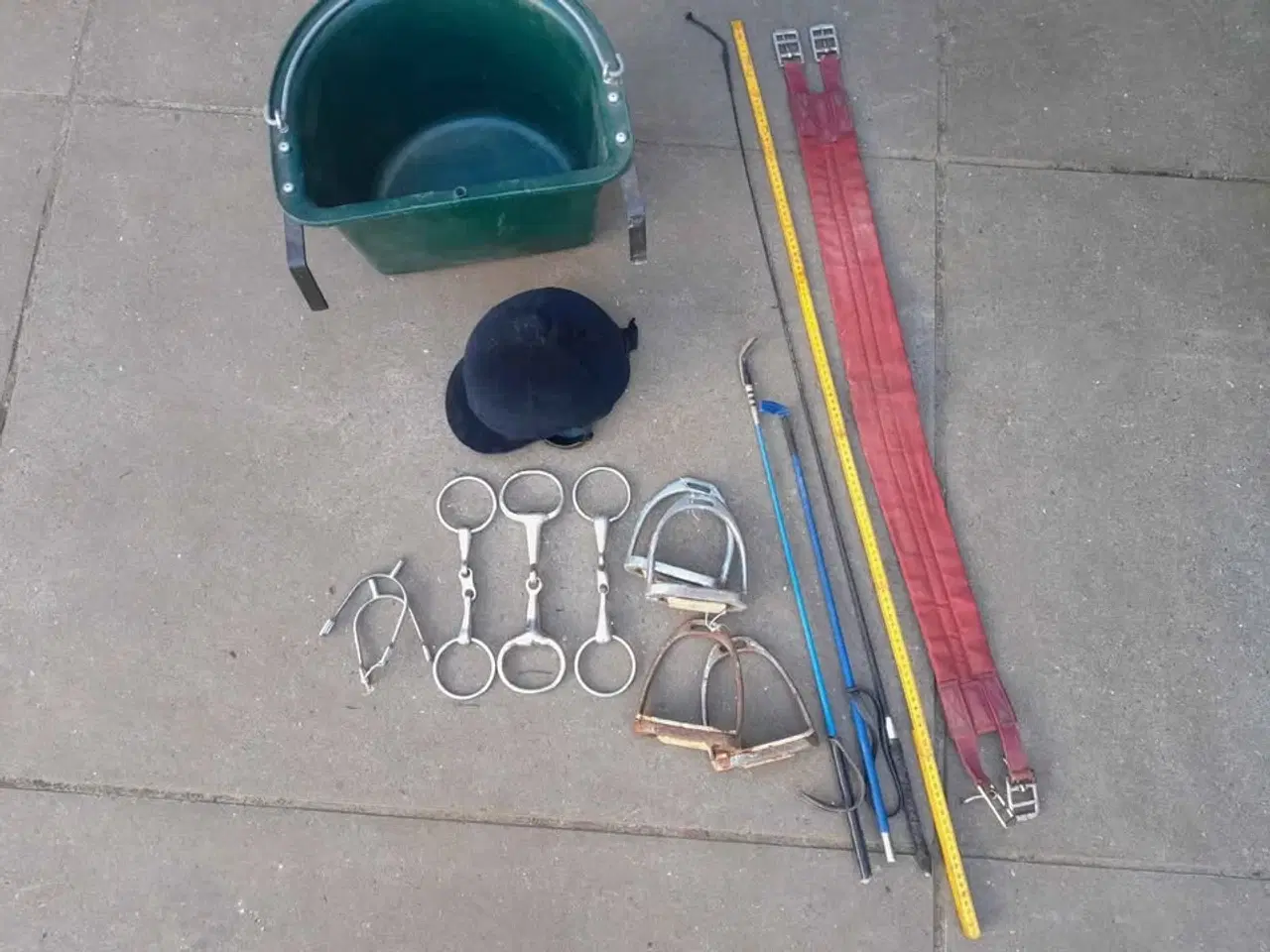 Billede 5 - Diverse hesteting, saddel, hjelm, bid, stigbøjler 