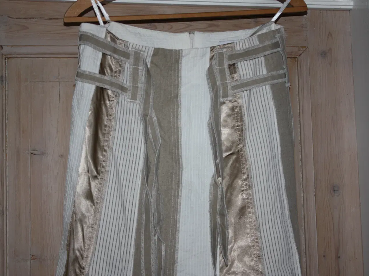 Billede 2 - 2 Biz nederdel str. 38 brugt 1 gang