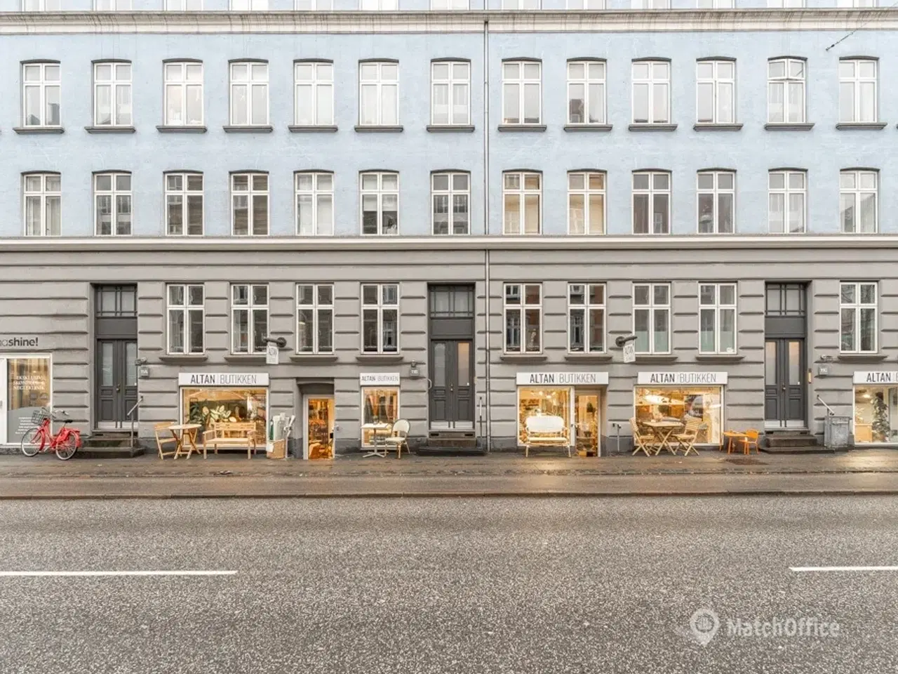 Billede 1 - SÆLGES: Velholdt og synlig erhvervsandel i høj kælder – med bred facade mod Godthåbsvej