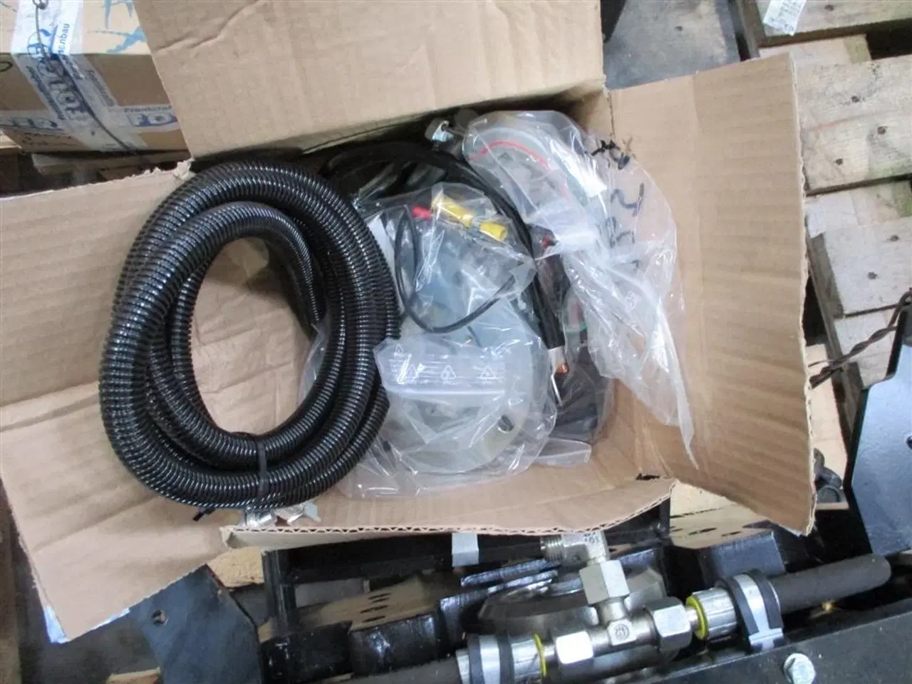 Billede 11 - - - - Folger 1800kg frontlift og Folger front PTO med 1000omd