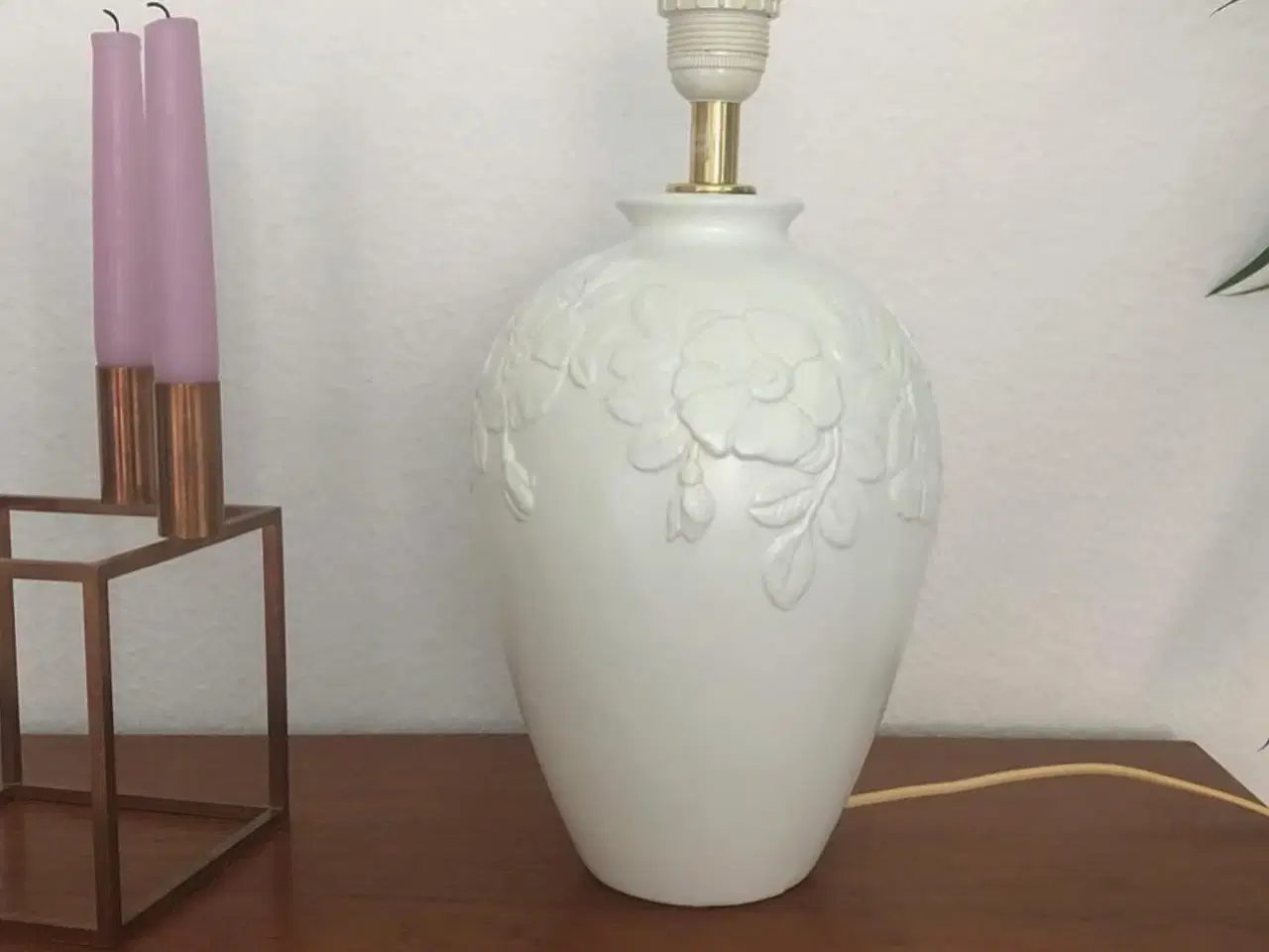 Billede 2 - Bordlampe, hvid m blomster