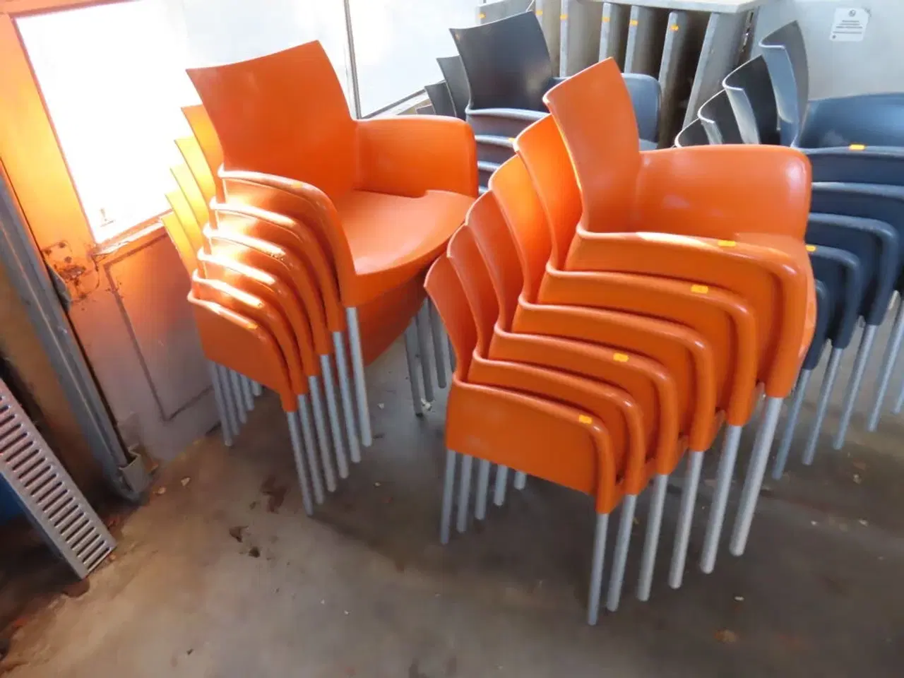 Billede 1 - 12 stk stabelbare udendørs stole, Orange