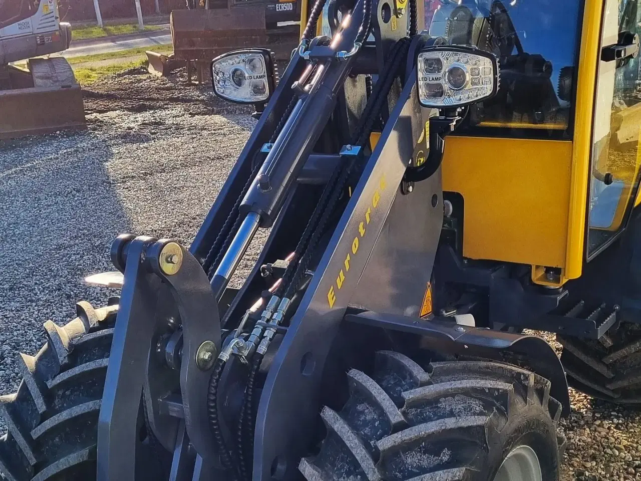 Billede 4 - Eurotrac W12S / lukket kabine / fabriksny / skovl & gafler / Kubota motor