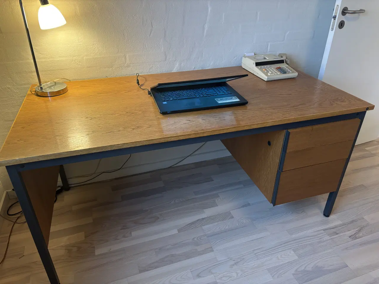 Billede 1 - Skrivebord i eg med 2 rummelige skuffer