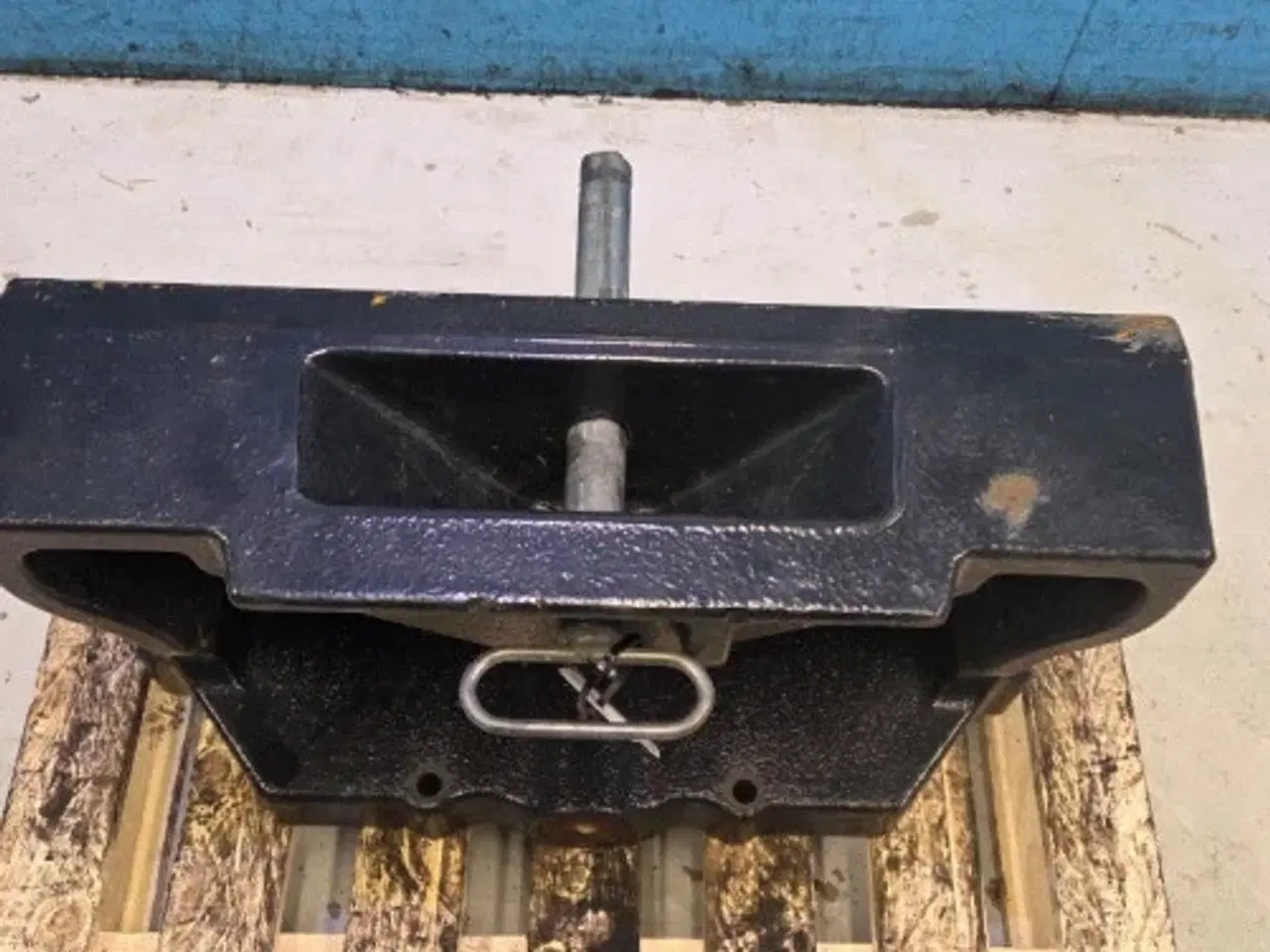 Billede 4 - Case Farmall 115C Frontvægt Holder 84313805