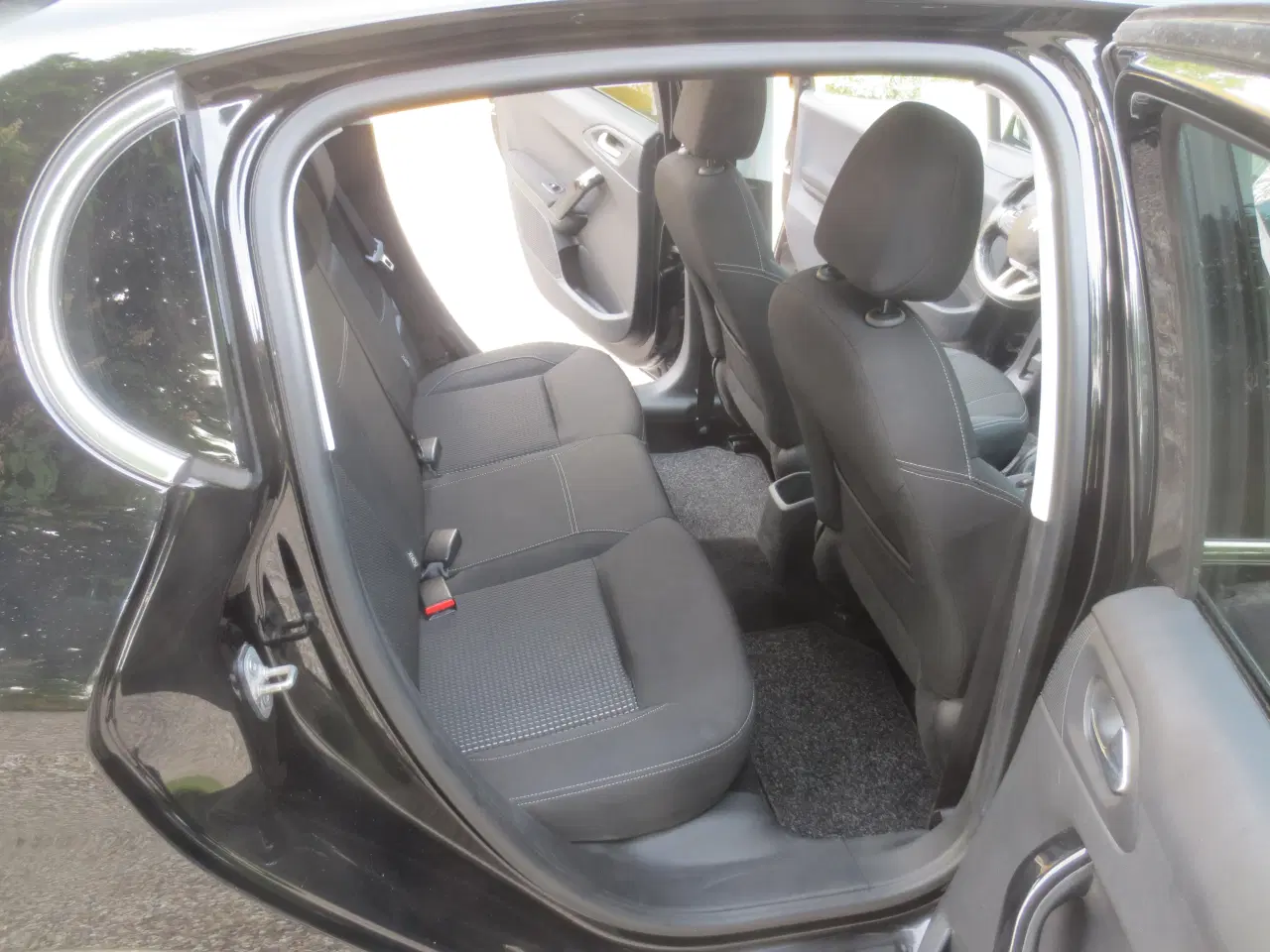 Billede 13 - Peugeot 208 1.6 Blue HDi  År 2017. Nysynet. 