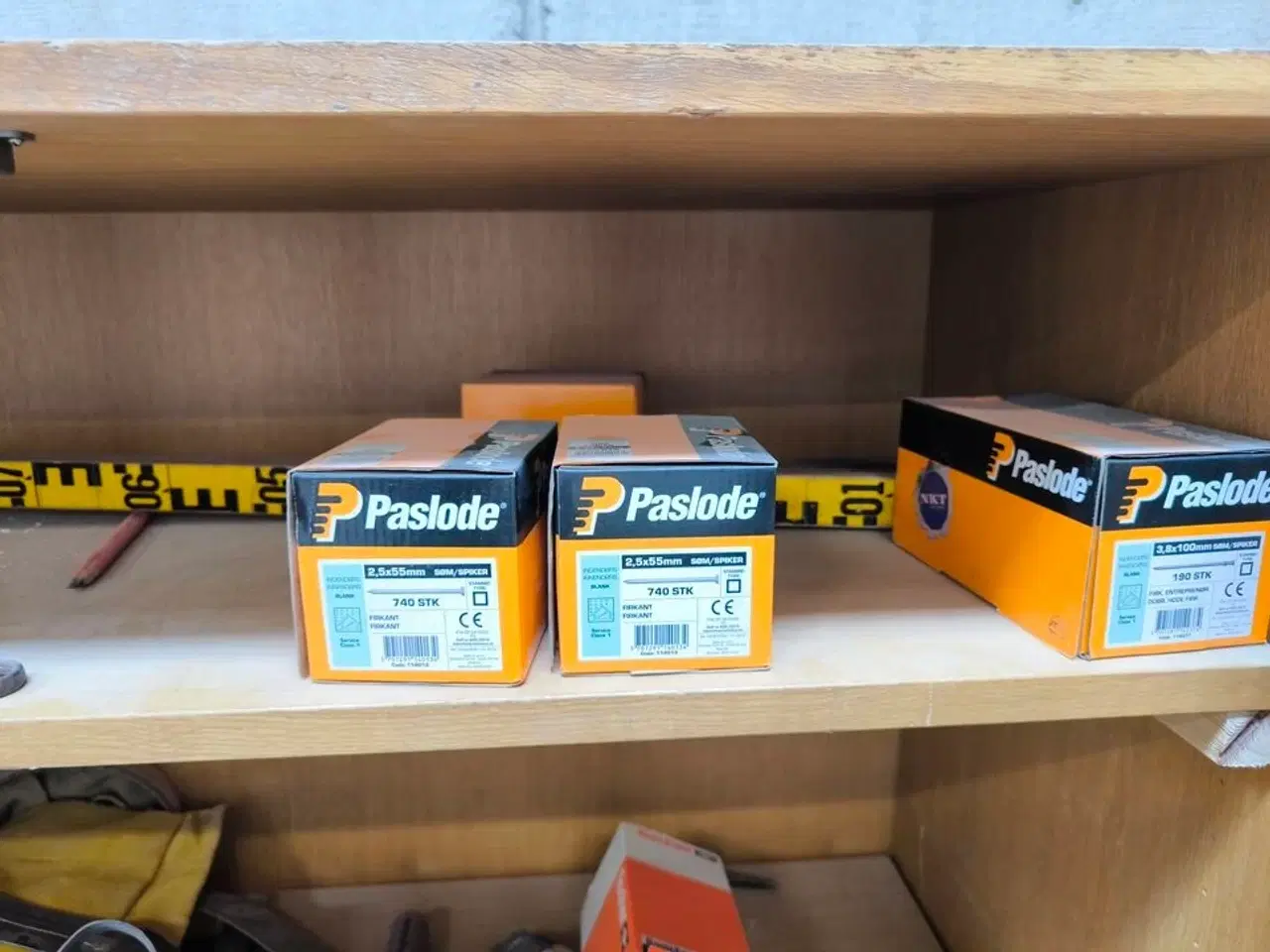 Billede 2 - Indhold i skab