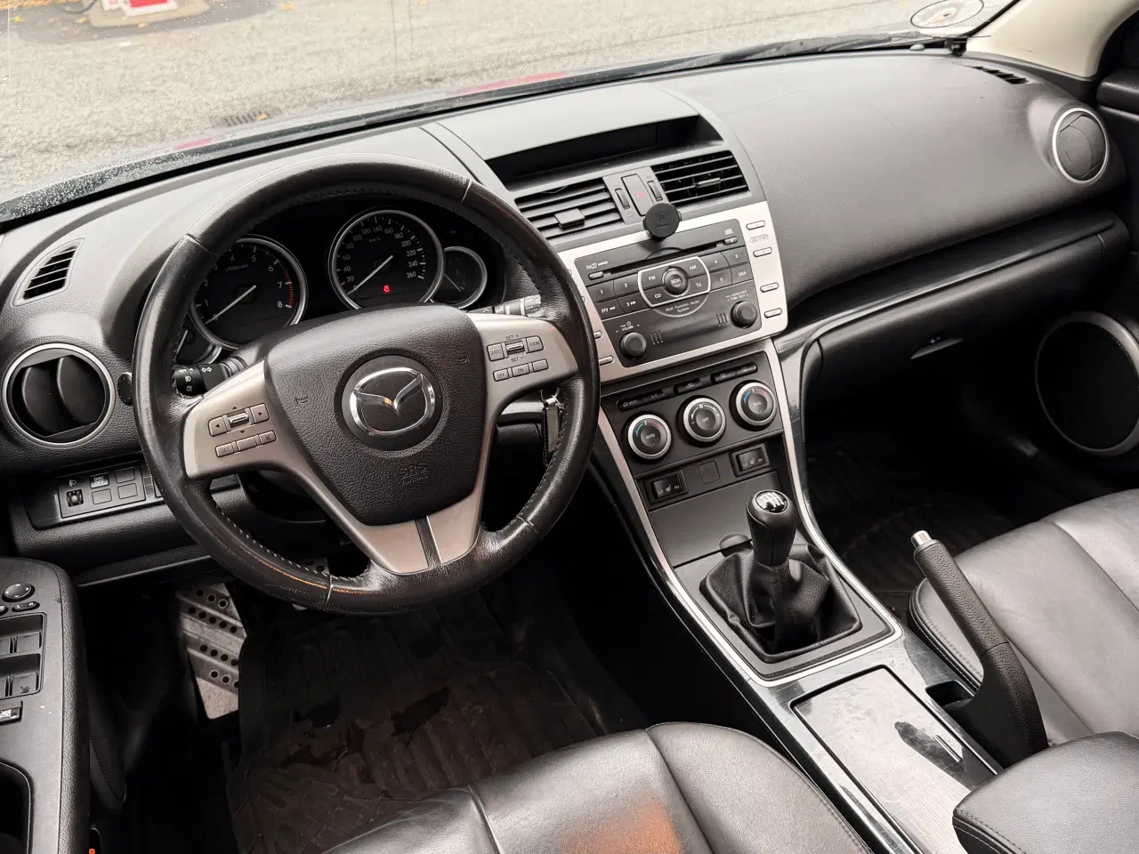 Billede 11 - Rummelig Mazda med læderkabine 