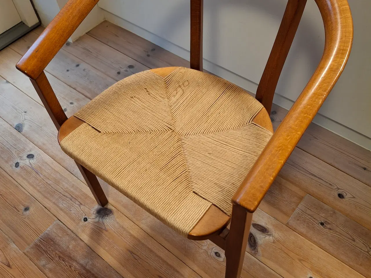 Billede 3 - Spisebord i egetræ. Fletstole i egestræ