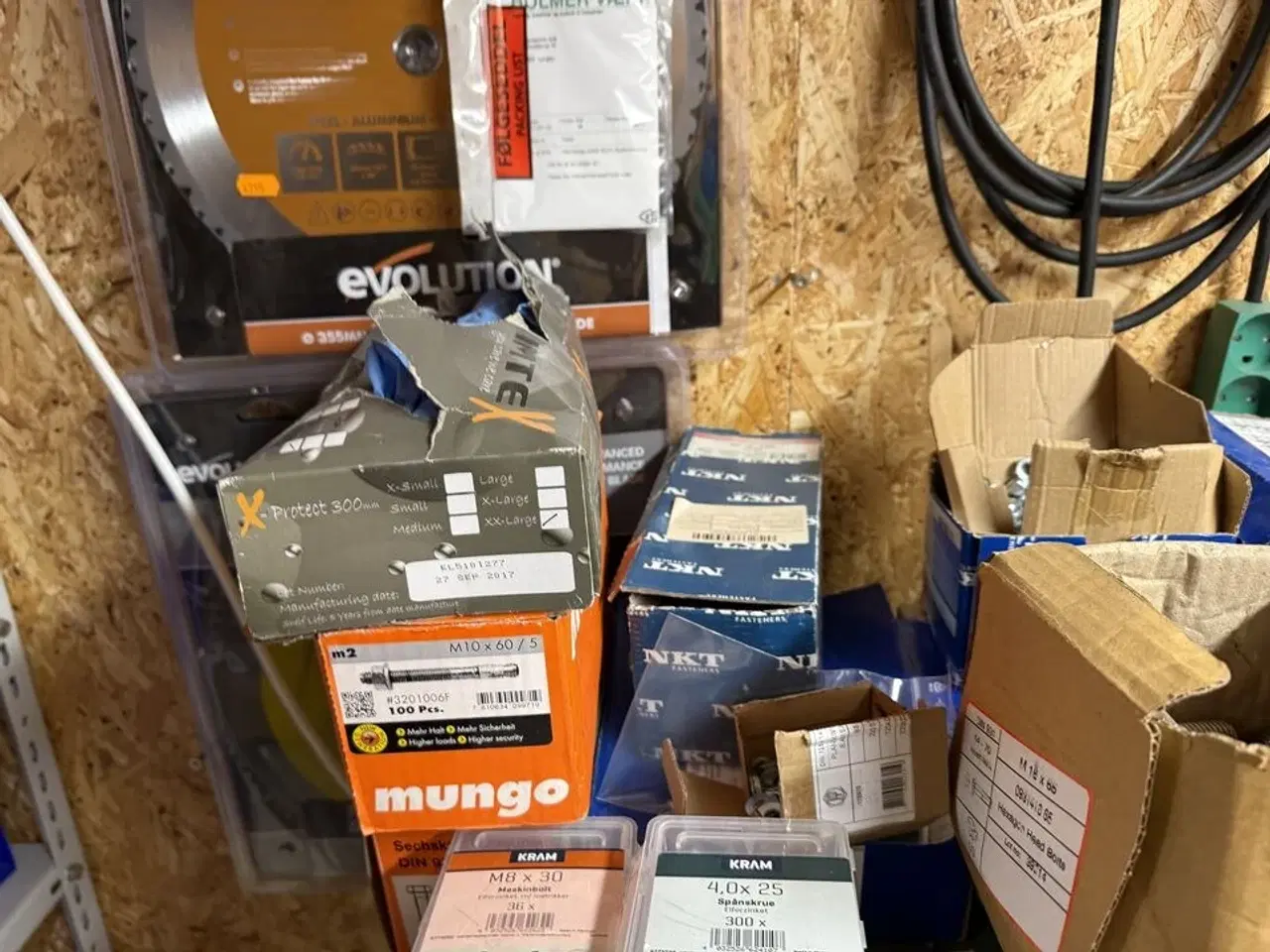 Billede 7 - Stålreol med diverse skruer, søm m.m.