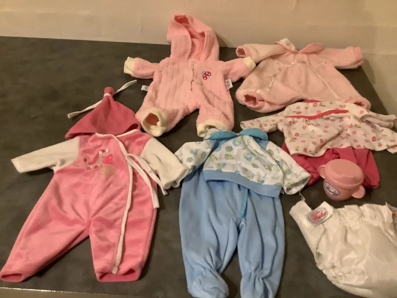 Billede 5 - 2 dukker den ene er med batteri + tøj