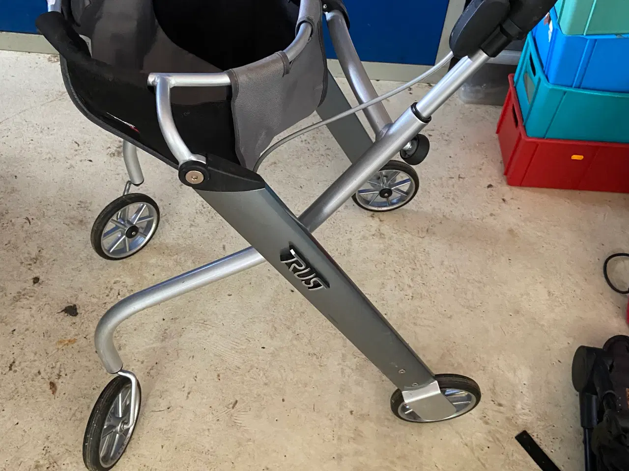 Billede 2 - Rollator med bakke og kurv