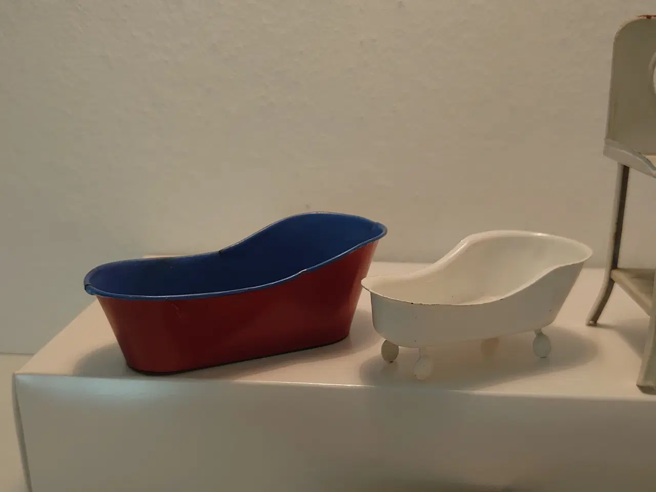 Billede 2 - 5stk gamle dukkehus badekar og toiletstol.Blik mm.