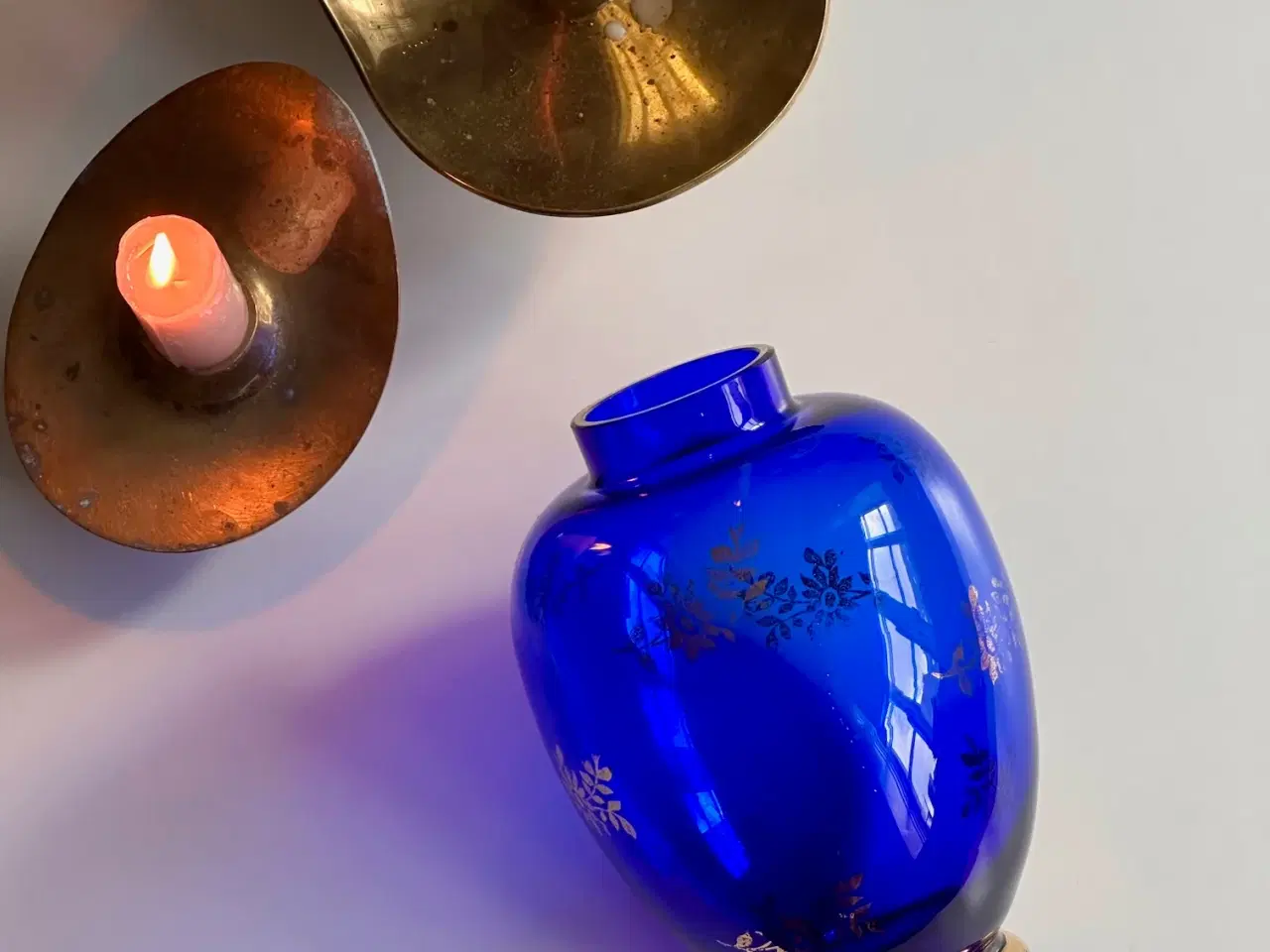 Billede 1 - Koboltblå glasvase m gyldent print