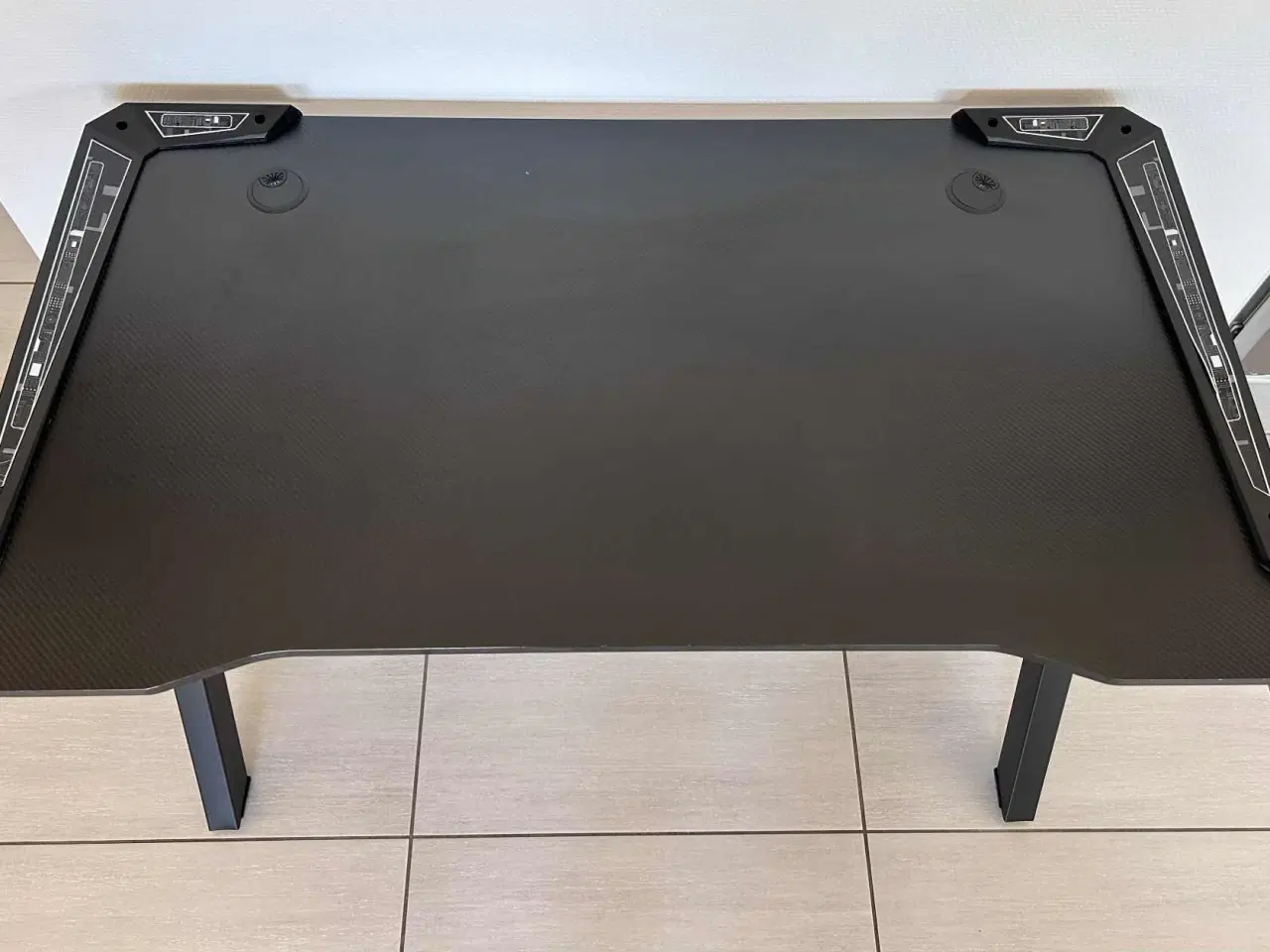 Billede 3 - Gamerbord med LED lys og Y-formede ben