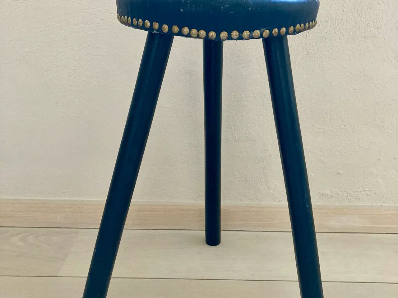 Billede 5 - Vintage taburet træ med Messingbeslået læder