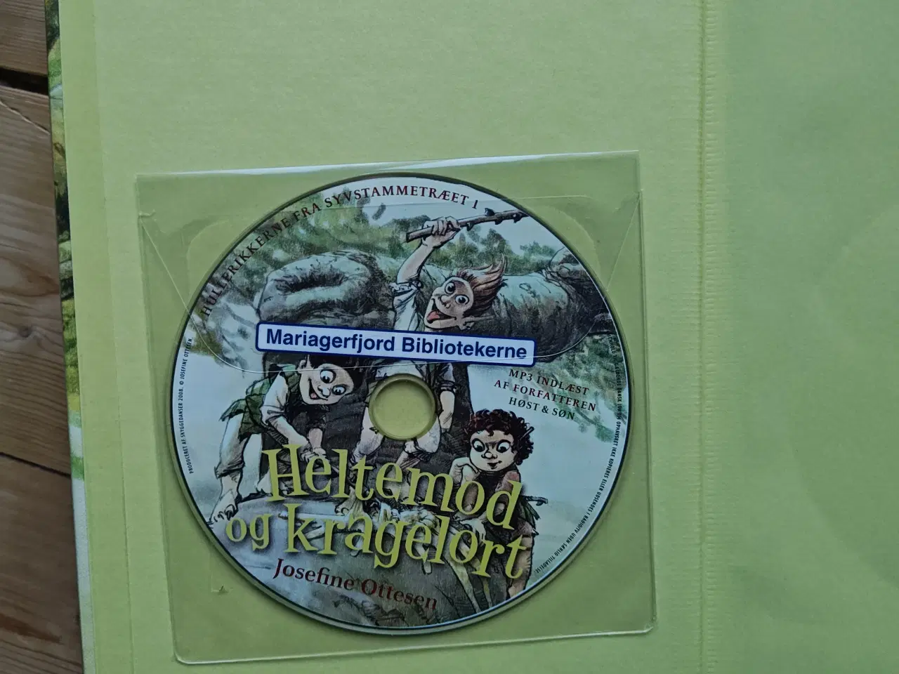 Billede 2 - Heltemod og Kragelort BOG + CD af Josefine Ottesen