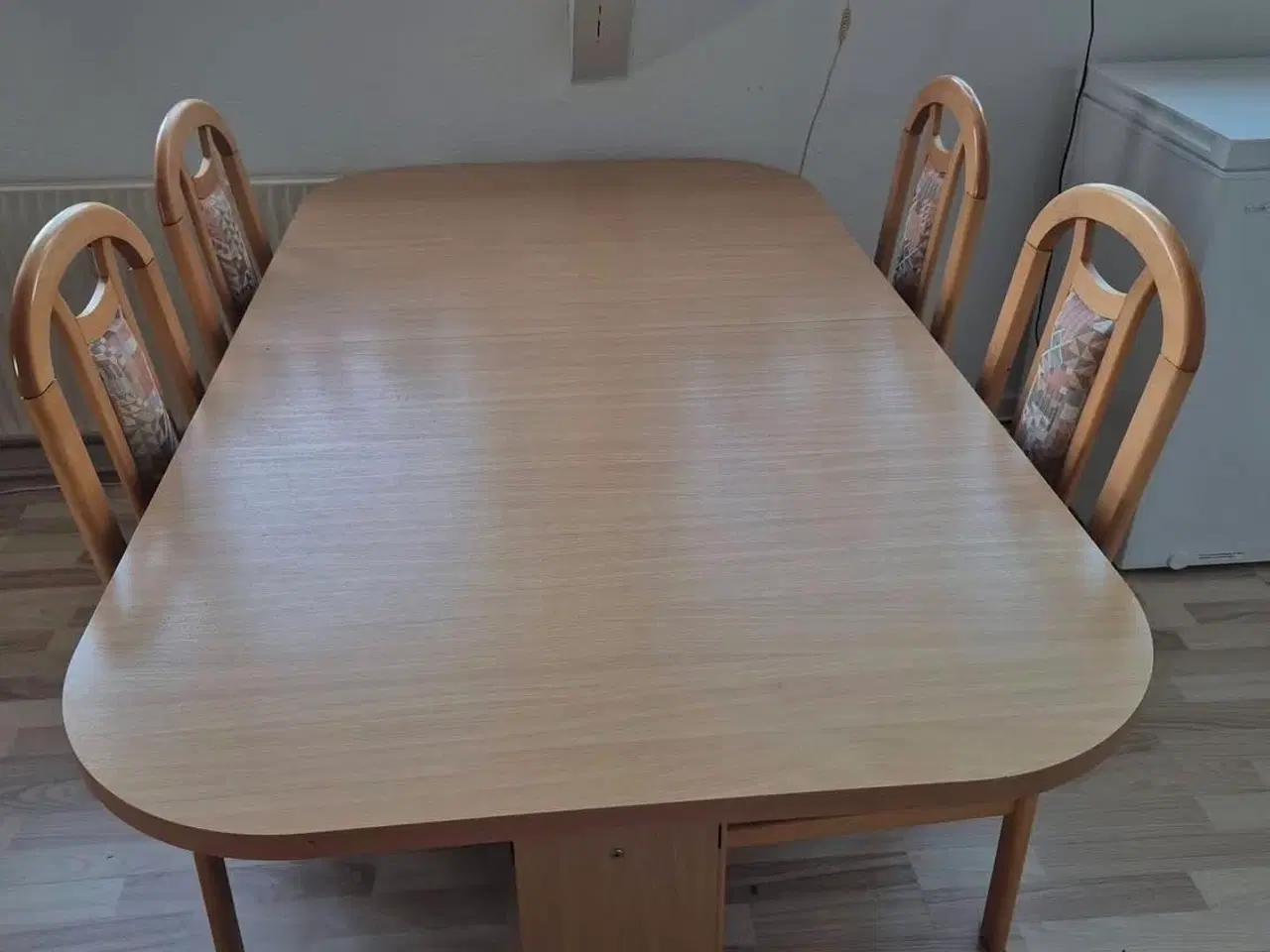 Billede 1 - Spisebord med 4 stole 