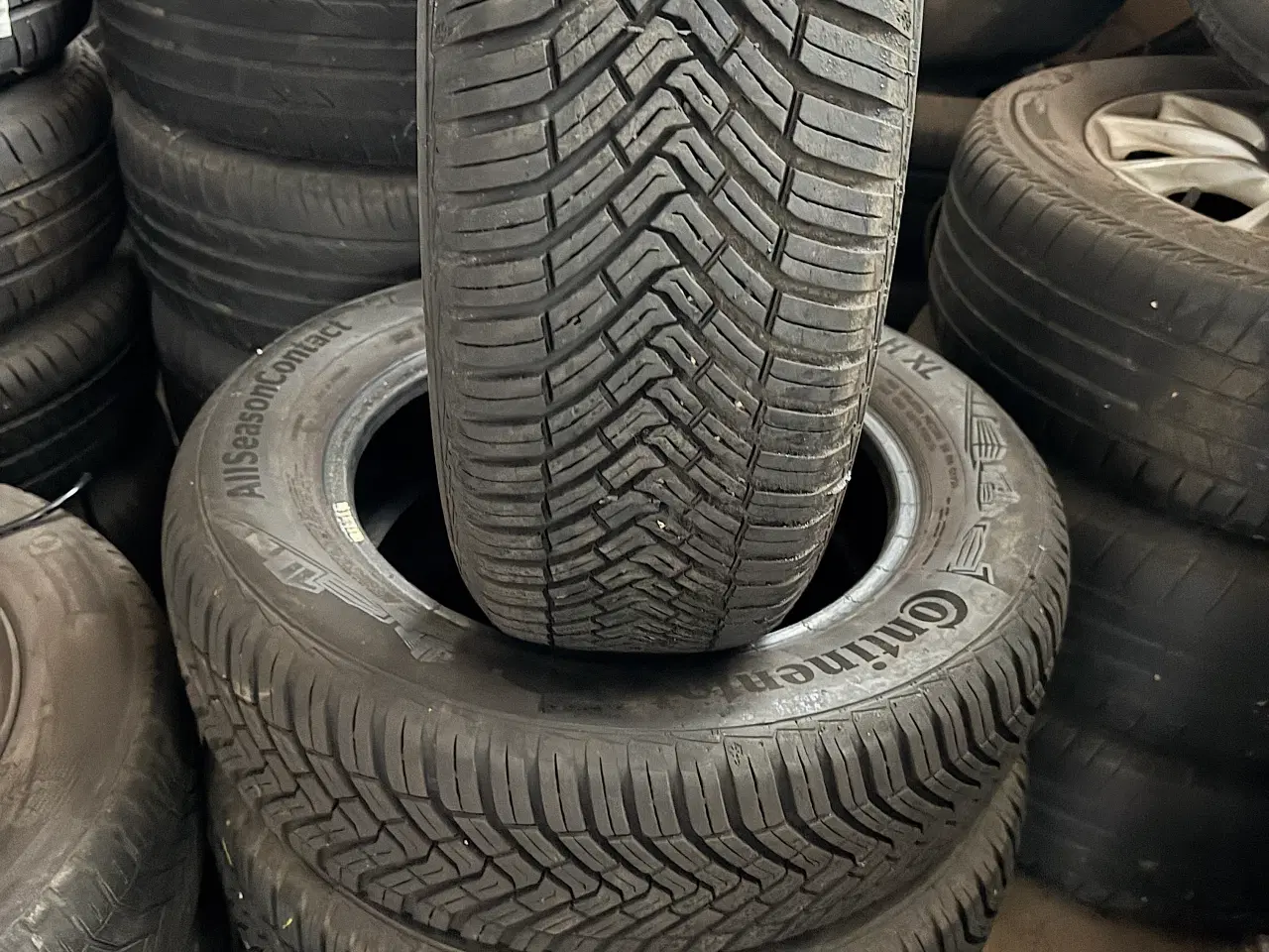 Billede 3 - Helårs dæk næsten som nye