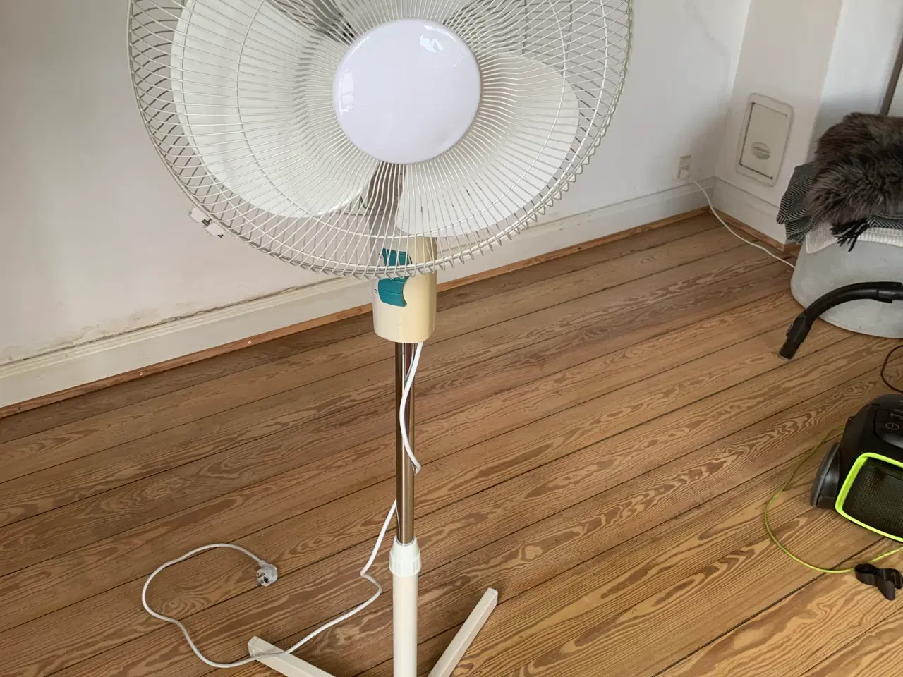 Billede 1 - Støjsvag hvid gulvventilator på fod.