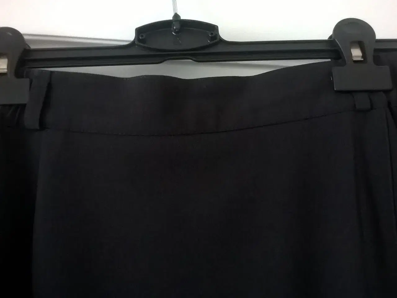 Billede 3 - Klassisk nederdel med slåom-effekt, størrelse 36