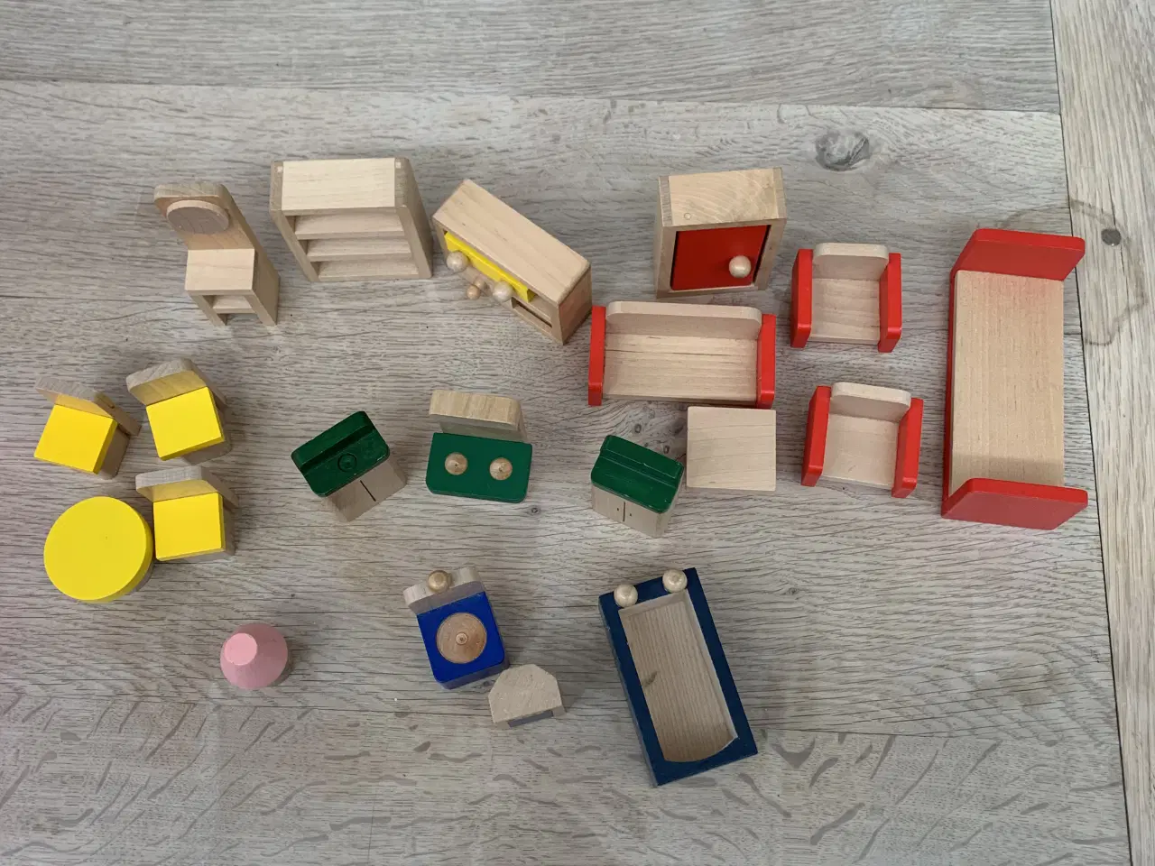 Billede 5 - Lille dukkehus i træ inklusiv møbler