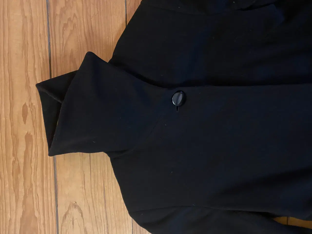 Billede 2 - Hel-lang elegant sort frakke uld str M, 300 kr